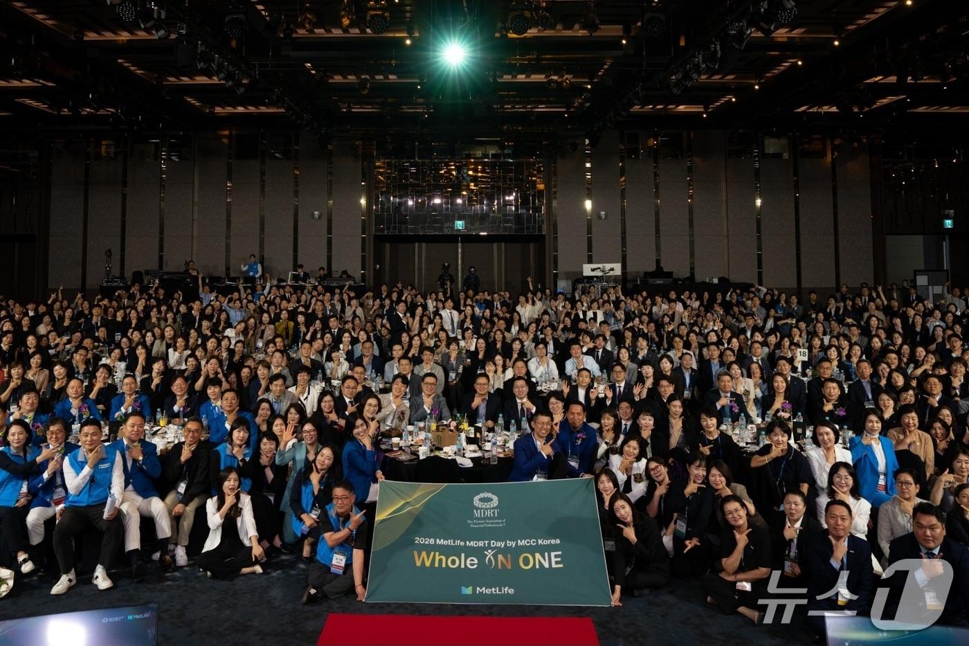 본문 이미지 - 지난 3일 그랜드 인터컨티넨탈 서울 파르나스 호텔에서 열린 ‘2026 메트라이프 MDRT Day’에서 참가자들이 기념사진을 촬영하고 있다./사진제공=메트라이프