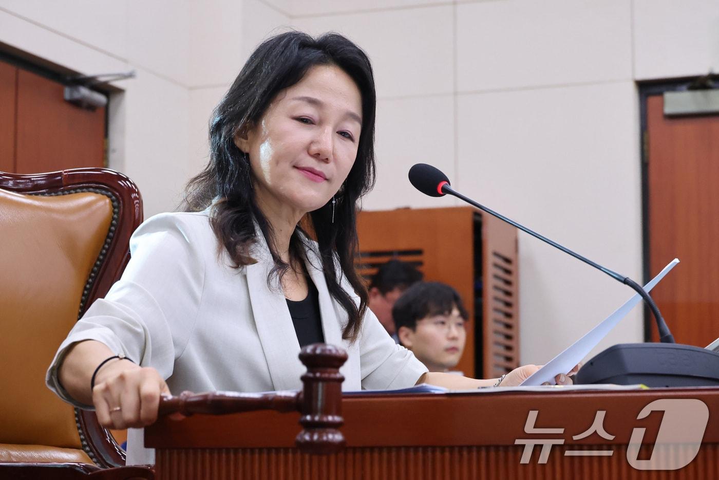 본문 이미지 - 이재정 위원장이 9일 서울 여의도 국회에서 열린 문화체육관광위원회 전체회의에서 의사봉을 두드리고 있다. 2026.7.9 ⓒ 뉴스1 신웅수 기자