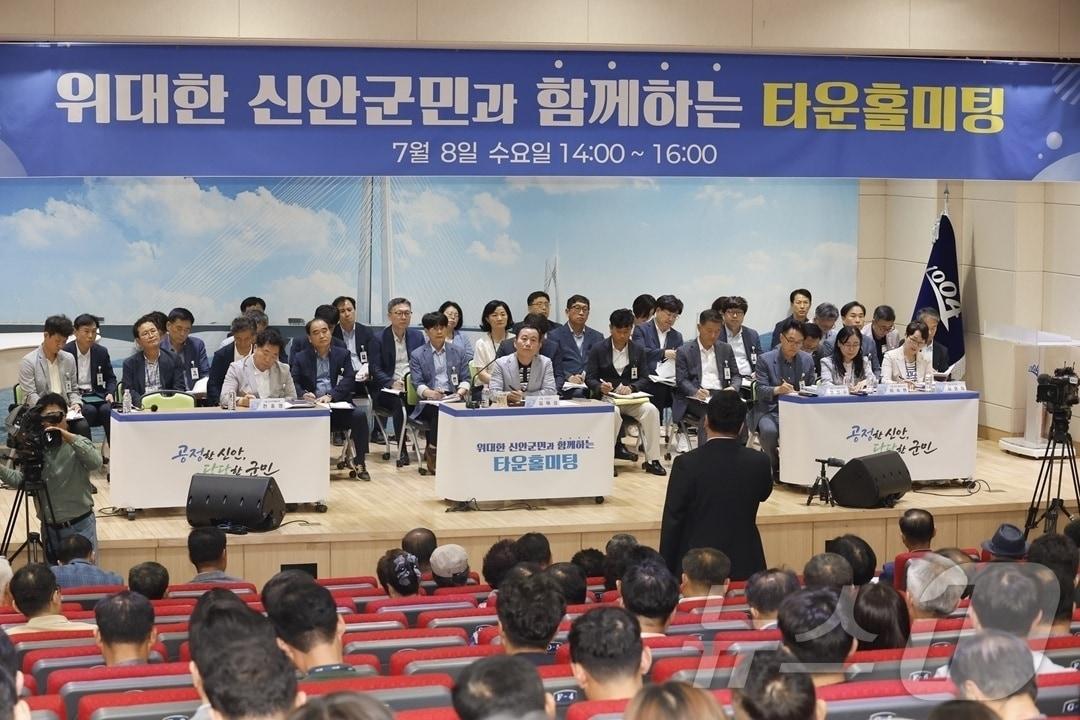 본문 이미지 - 전남광주통합특별시 신안군은 지난 8일 군청 2층 공연장에서 민선 9기 출범 이후 첫 ‘군민과 함께하는 타운홀 미팅’을 개최했다. (신안군 제공. 재판매 및 DB금지) 2026.7.9 ⓒ 뉴스1 