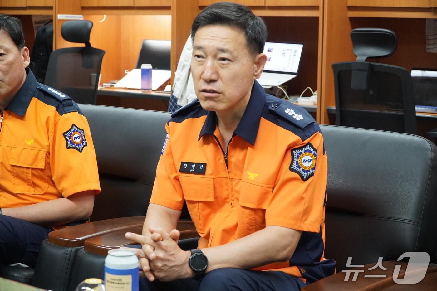 본문 이미지 - 9일 오전 진형민 전북소방본부장이 전북경찰청을 찾아 소통하고 있다.2026.7.9/뉴스1 문채연 기자