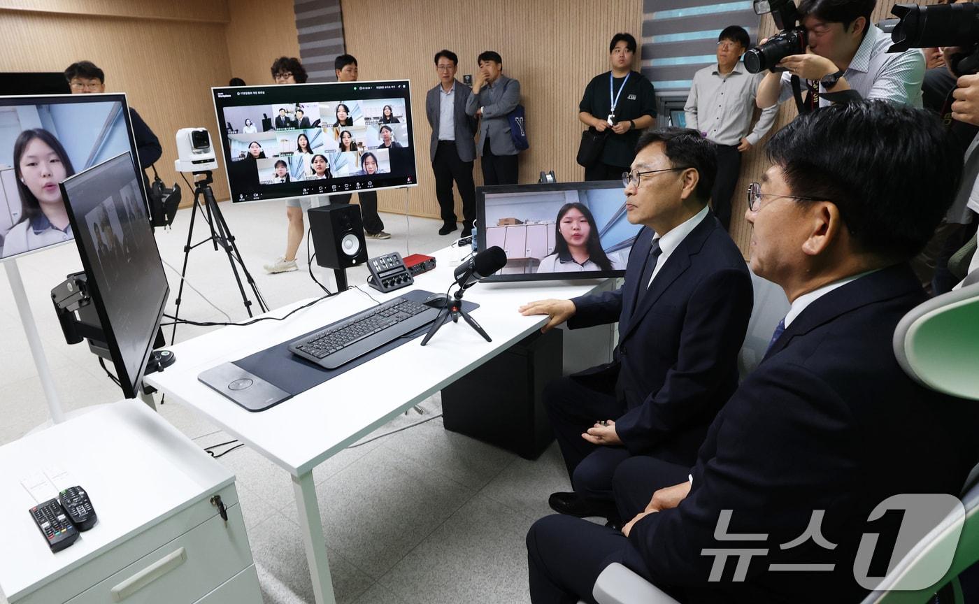 본문 이미지 - 정근식 서울시교육감과 유보화 성동구청장 9일 개교한 서울 성동구 서울온라인학교를 방문해 주문형 교육과정 수업을 참관하며 무학여고 학생들과 대화하고 있다. 서울온라인학교는 서울시교육청 소속 학생들을 대상으로 온·오프라인 학교 간 공동교육과정을 운영하는 공립 각종학교로 성동구 옛 덕수고 부지를 활용해 조성됐다. 2026.7.9 ⓒ 뉴스1 오대일 기자