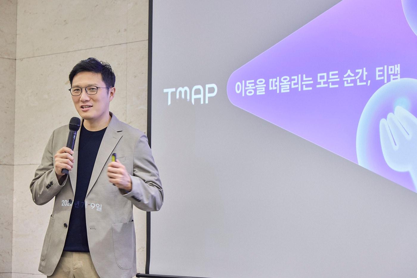 본문 이미지 - 전창근 티맵모빌리티 CPO가 9일 서울 중구 Loung 107에서 열린 미디어 스터디에서 '티맵 숏폼'을 소개하고 있다. 2026.07.09 (티맵모빌리티 제공)