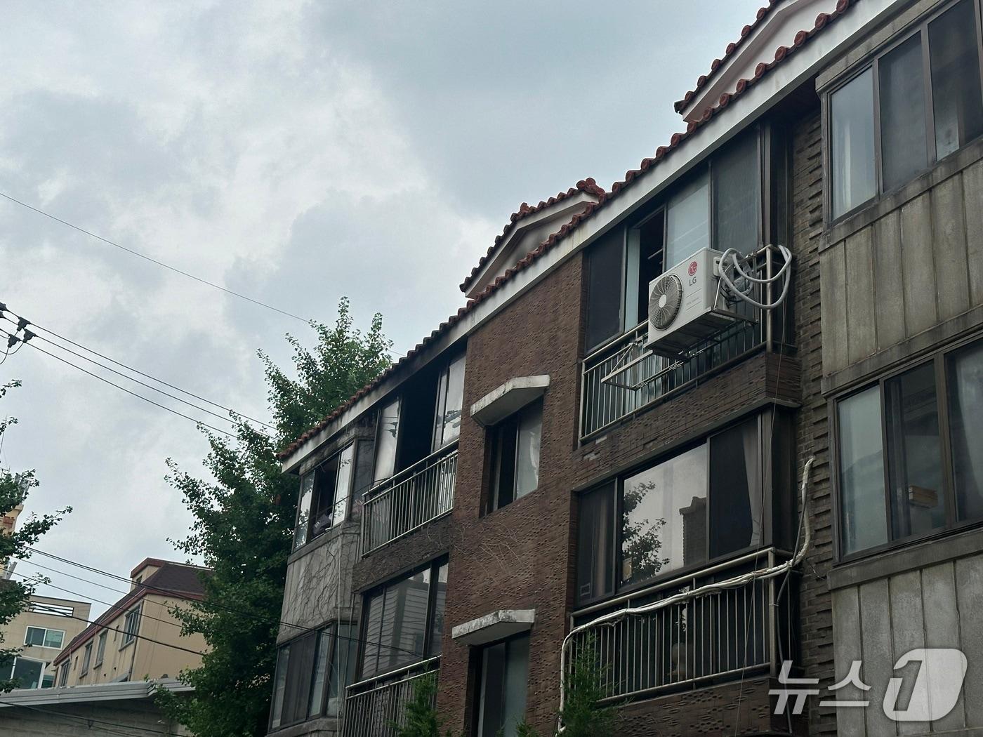 본문 이미지 - 지난 일 화재가 발생한 서울 은평구 갈현동의 한 빌라. 2026.7.9 ⓒ 뉴스1 김우진 수습기자