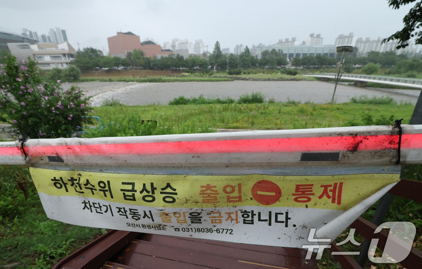 본문 이미지 - 수도권에 많은 비가 내린 9일 경기 오산시 오산천 산책로가 집중호우로 인해 통제되고 있다. 2026.7.9 ⓒ 뉴스1 김영운 기자