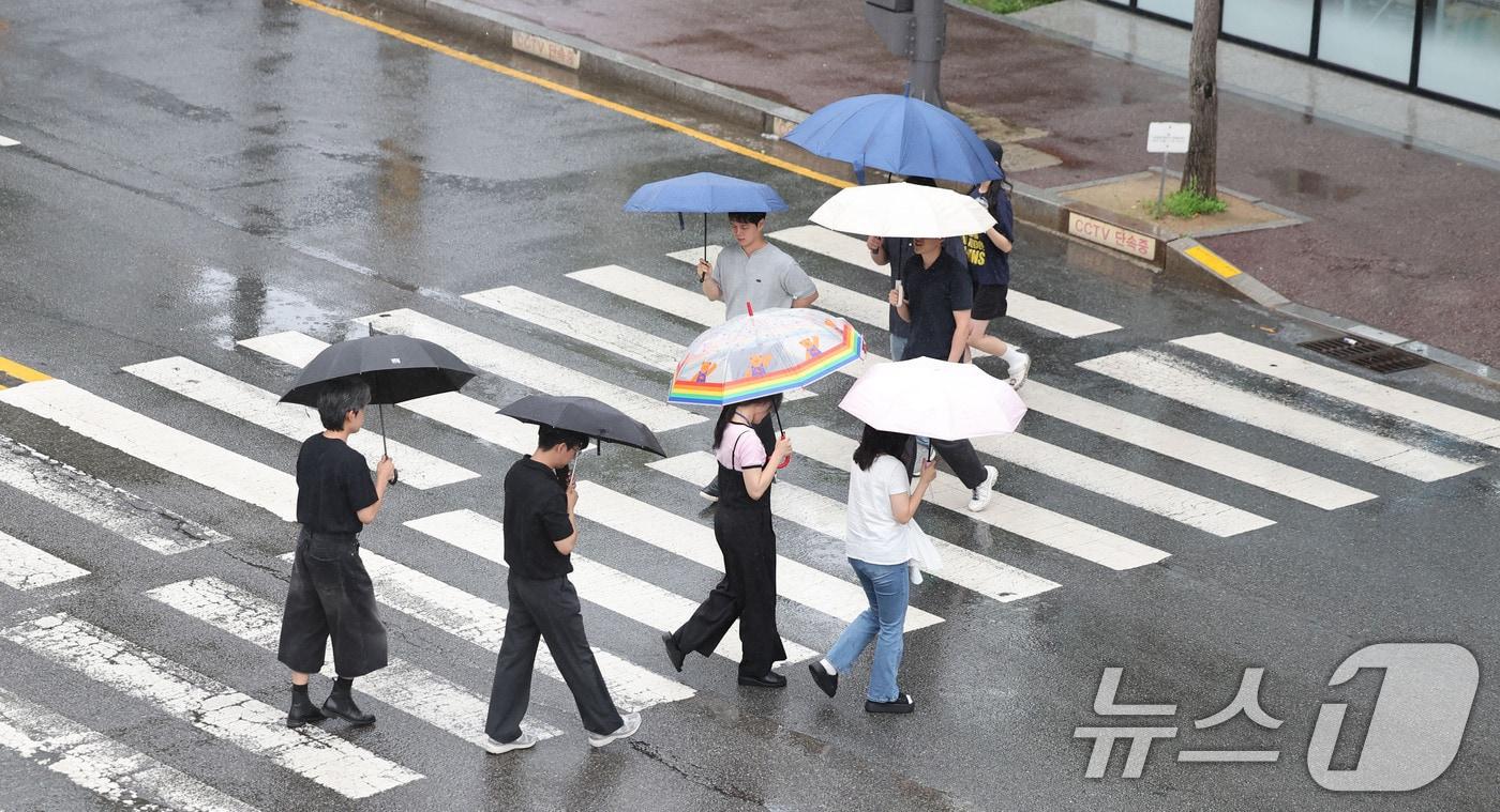 본문 이미지 - 비가 내리는 9일 전남광주통합특별시 북구청 일대 거리에서 시민들이 우산을 쓴 채 지나가고 있다. 2026.7.9 ⓒ 뉴스1 박지현 기자