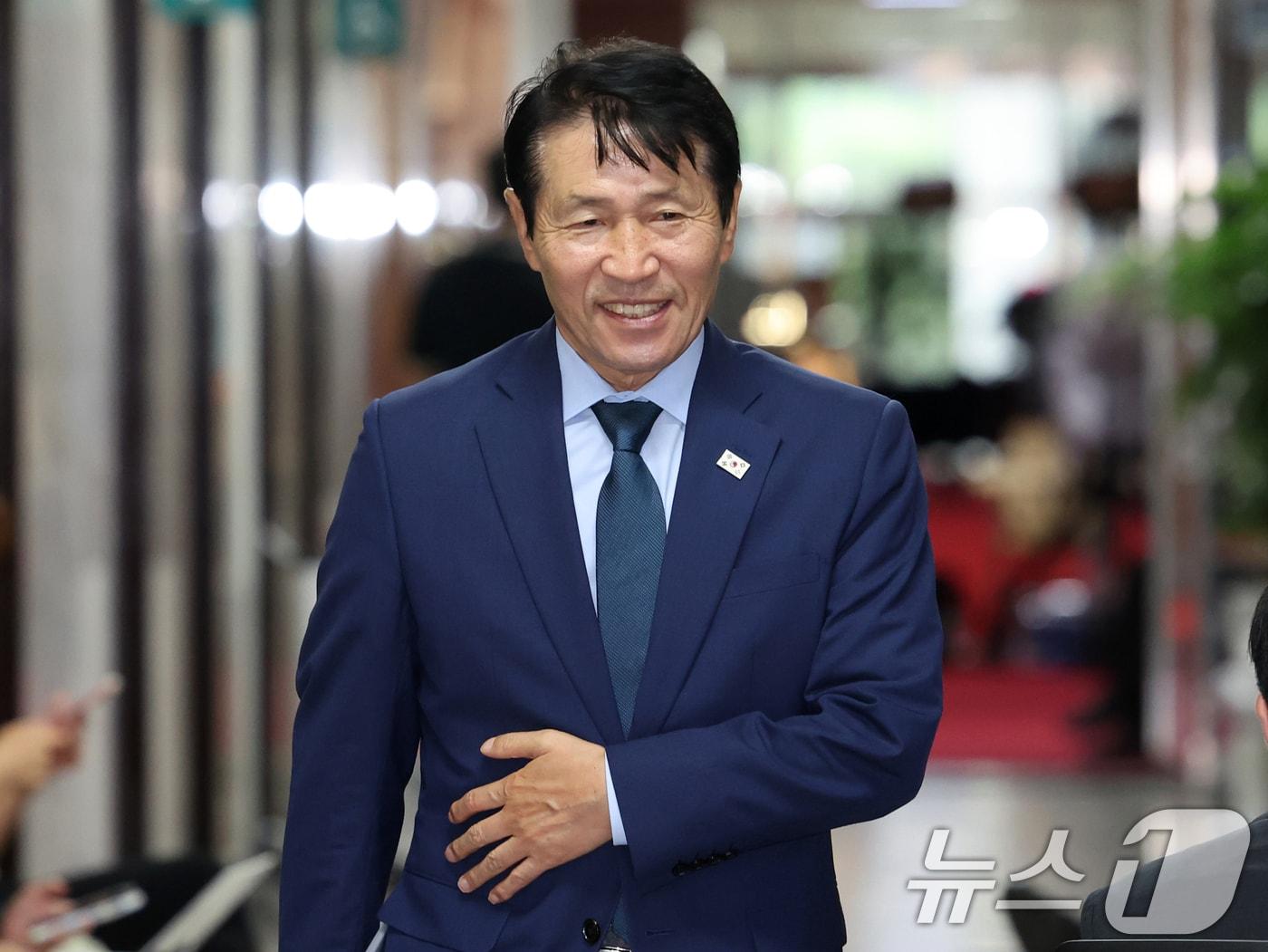 본문 이미지 - 이학영 더불어민주당 전국당원대회준비위원장이 지난 9일 오전 서울 여의도 국회에서 열린 전당대회 준비위원회 제4차 전체회의(비공개)에 참석하고 있다. 2026.7.9 ⓒ 뉴스1 황기선 기자