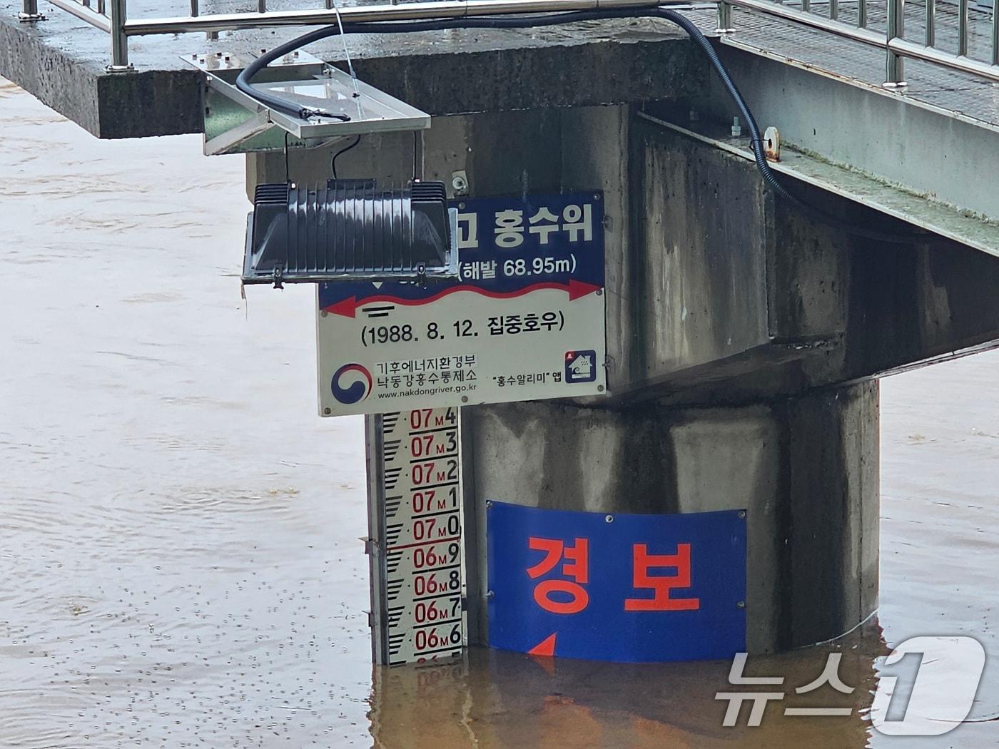 본문 이미지 - 경북지역 홍수 주의보가 경보로 상향 조정된 9일 오후 경북 문경시 영강 수위가 상승하고 있다. 낙동강홍수통제소는 9일 오전 10시 10분을 기해 영강이 지나는 문경시 영순면 김용리 일대에 홍수 위험 단계를 심각으로 격상했다. 2026.7.9 ⓒ 뉴스1 신성훈 기자
