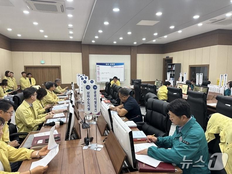 본문 이미지 - 최재형 보은군수가 9일 오전 군청 재난안전상황실에서 긴급 재난안전대책회의를 주재하고 있다.(보은군 제공. 재판매 및 DB금지)/뉴스1 
