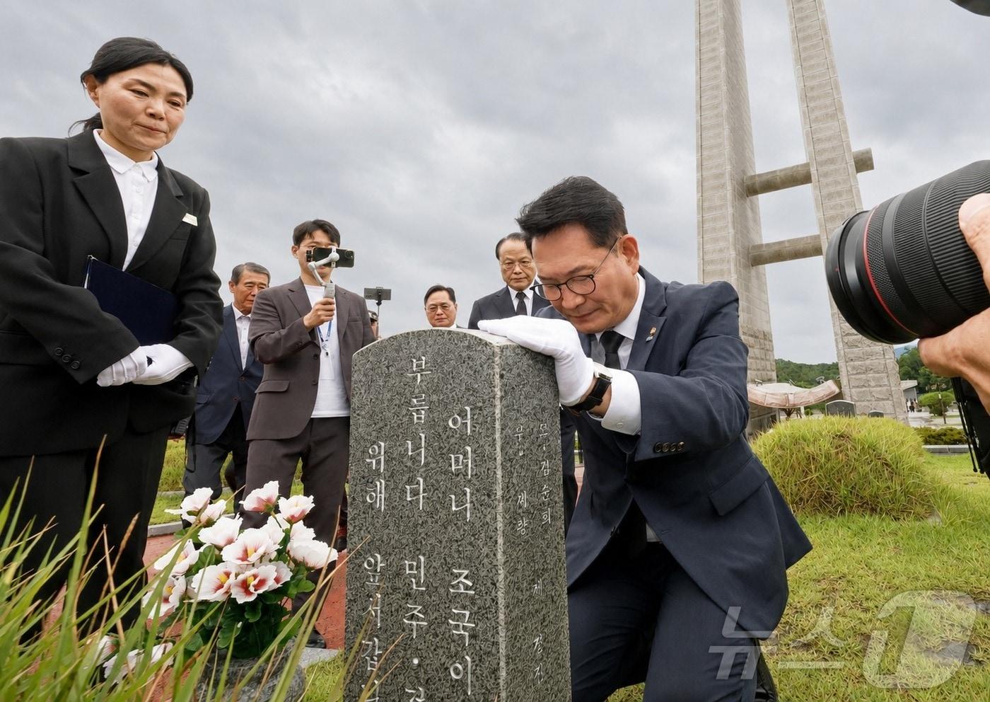 본문 이미지 - 당대표 선거 출마를 선언한 송영길 더불어민주당 의원이 9일 전남광주통합특별시 북구 운정동 국립 5·18민주묘지를 찾아 오월영령에 참배하고 있다. 2026.7.9 ⓒ 뉴스1 박지현 기자