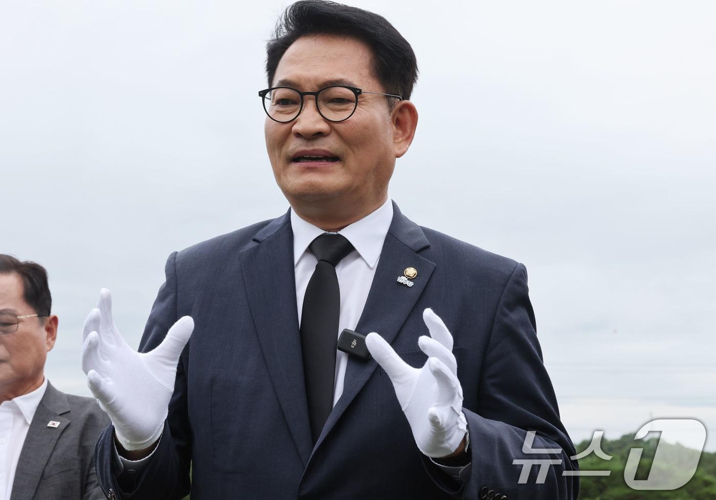 본문 이미지 - 당대표 선거 출마를 선언한 송영길 전 대표가 9일 전남광주통합특별시 북구 운정동 국립 5·18민주묘지를 찾아 윤상원 열사 묘역 앞에서 다짐을 말하고 있다. 2026.7.9 ⓒ 뉴스1 박지현 기자