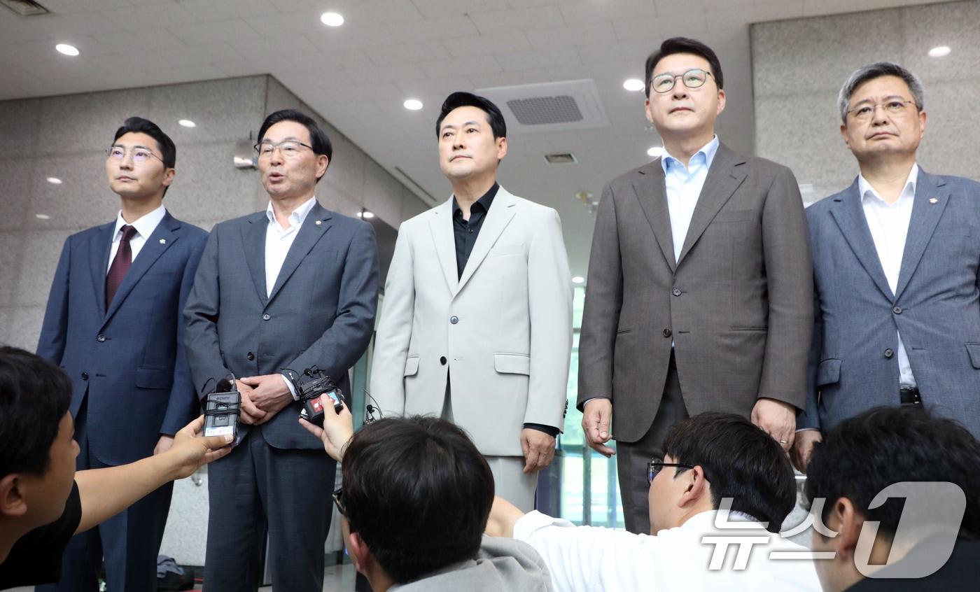 본문 이미지 - 장동혁 국민의힘 대표와 지도부가 9일 장윤기 살인사건과 관련해 광주경찰청장을 면담하기 위해 전남광주 광주경찰청을 찾았으나 출입이 가로막혔다. 장 대표와 지도부가 입장을 밝히고 있다. 2026.7.9 ⓒ 뉴스1 이수민 기자