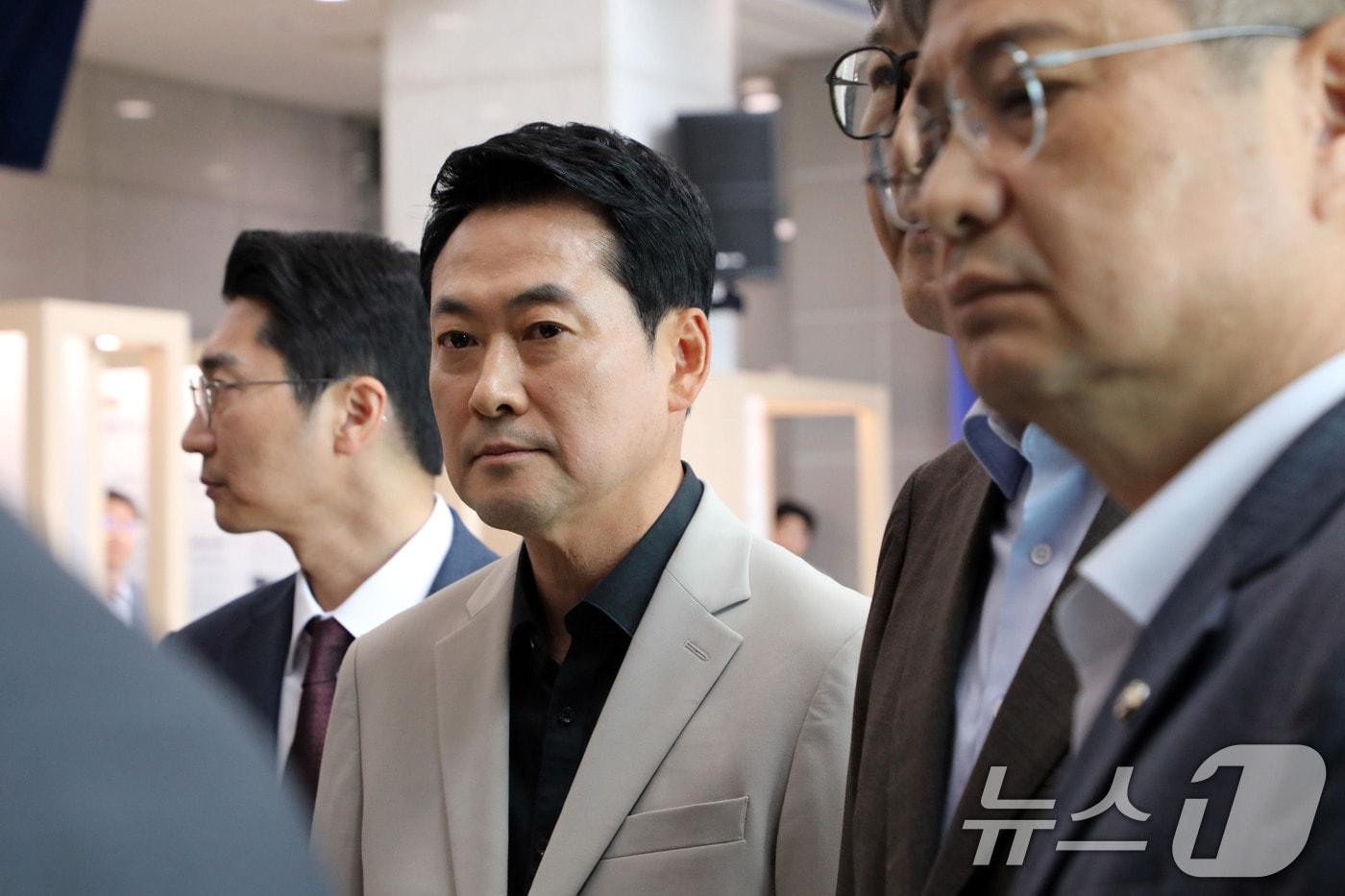 본문 이미지 - 장동혁 국민의힘 대표와 지도부가 9일 장윤기 살인사건과 관련해 광주경찰청장을 면담하기 위해 전남광주 광주경찰청을 찾았으나 출입이 가로막혔다. 장 대표와 지도부가 경찰에 항의하고 있다. 2026.7.9 ⓒ 뉴스1 이수민 기자
