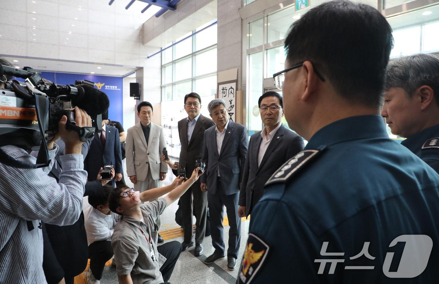 본문 이미지 - 장동혁 국민의힘 대표와 지도부가 9일 장윤기 살인사건과 관련해 광주경찰청장을 면담하기 위해 전남광주 광주경찰청을 찾았으나 출입이 가로막혔다. 장 대표와 지도부가 경찰에 항의하고 있다. 2026.7.9 ⓒ 뉴스1 이수민 기자