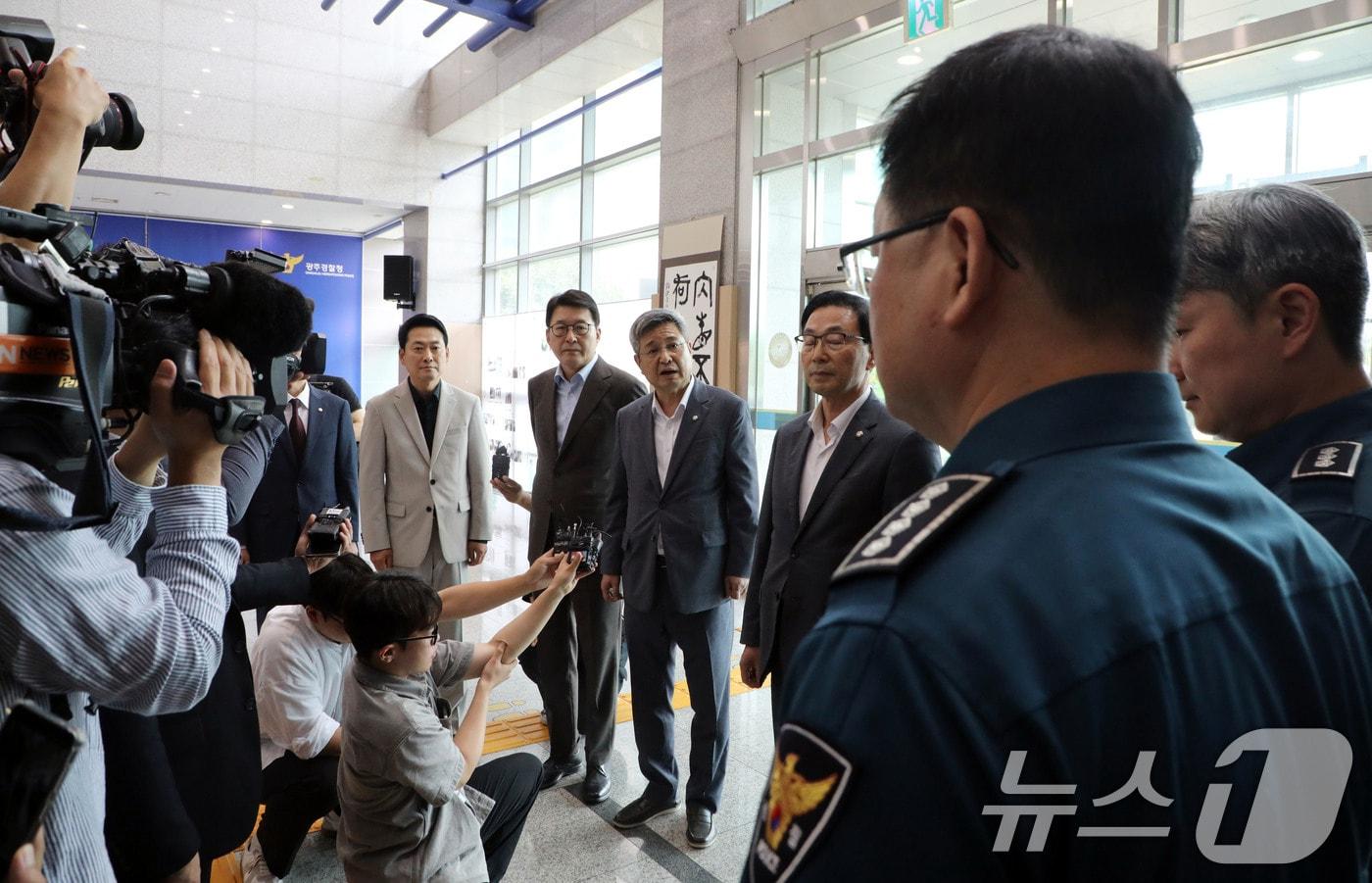 본문 이미지 - 장동혁 국민의힘 대표와 지도부가 9일 장윤기 살인사건과 관련해 광주경찰청장을 면담하기 위해 전남광주 광주경찰청을 찾았으나 출입이 가로막혔다. 장 대표와 지도부가 경찰에 항의하고 있다. 2026.7.9 ⓒ 뉴스1 이수민 기자