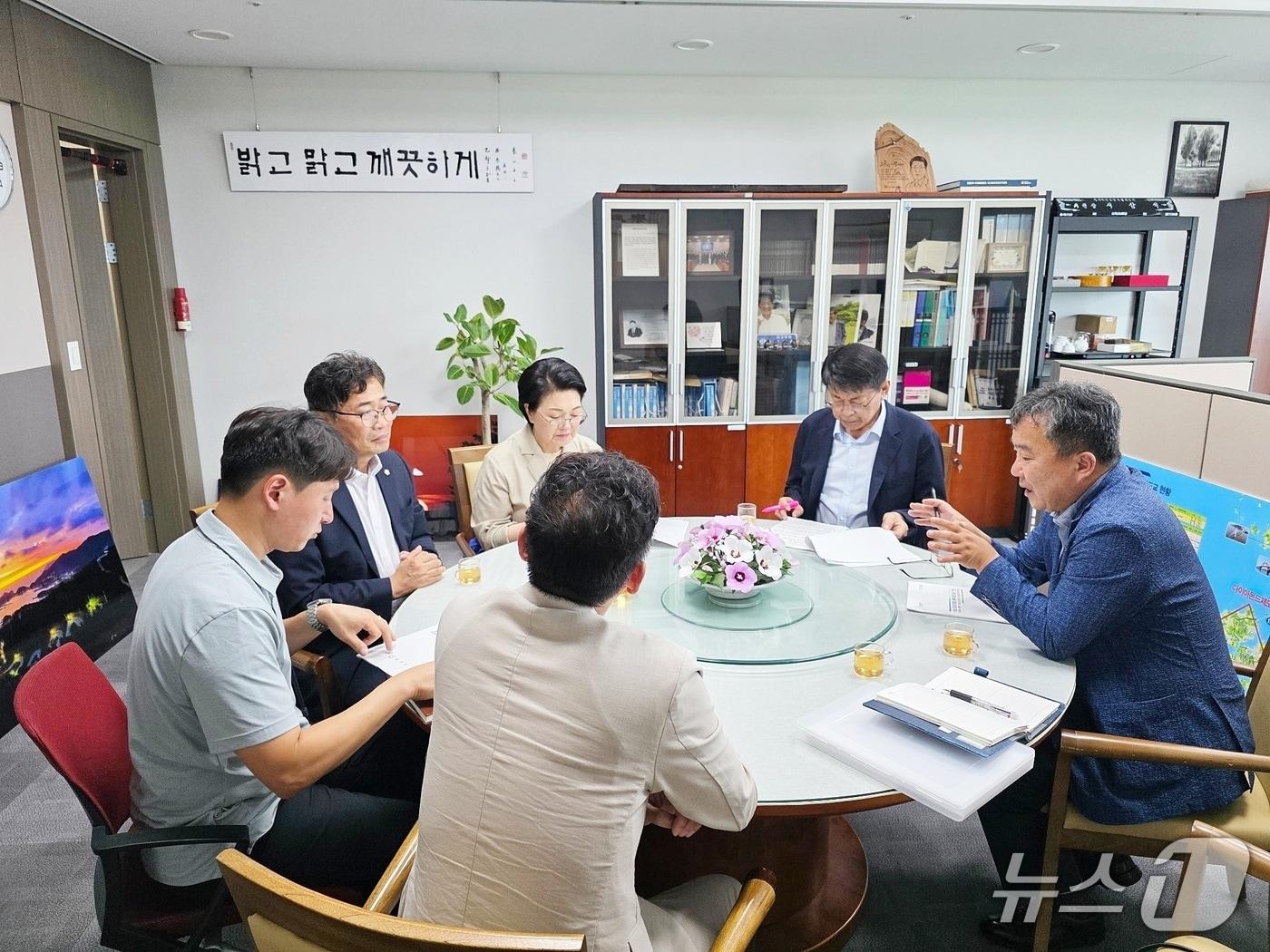 본문 이미지 - 광양시와 광양시의회가 국회를 방문하고  농업경영체와 임업경영체 관련 법령과 등록기준 개선을 건의했다.(광양시 제공)