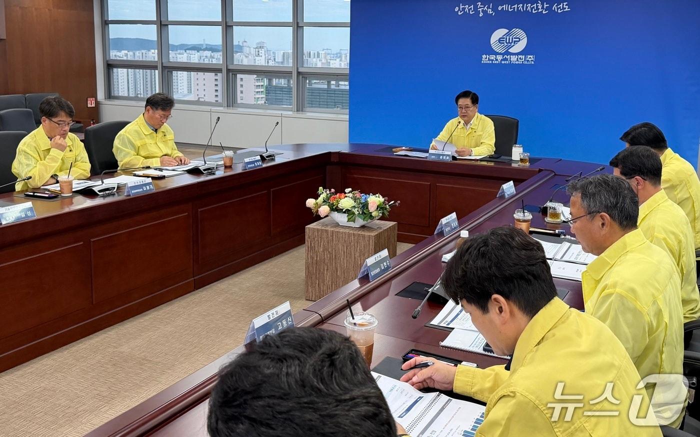 본문 이미지 - 권명호 동서발전 사장이 9일 여름철 전력수급 대비 발전설비 안정운영 대책 점검회의를 주재하고 있다. (동서발전 제공. 재판매 및 DB 금지) /뉴스1
