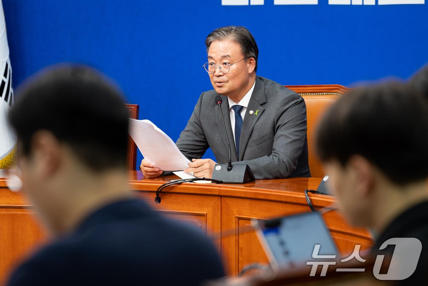 본문 이미지 - 이연희 더불어민주당 전당대회준비위원회 대변인이 9일 서울 여의도 국회에서 이날 열린 전당대회준비위원회 전체회의 결과를 브리핑하고 있다. 2026.7.9 ⓒ 뉴스1 유승관 기자
