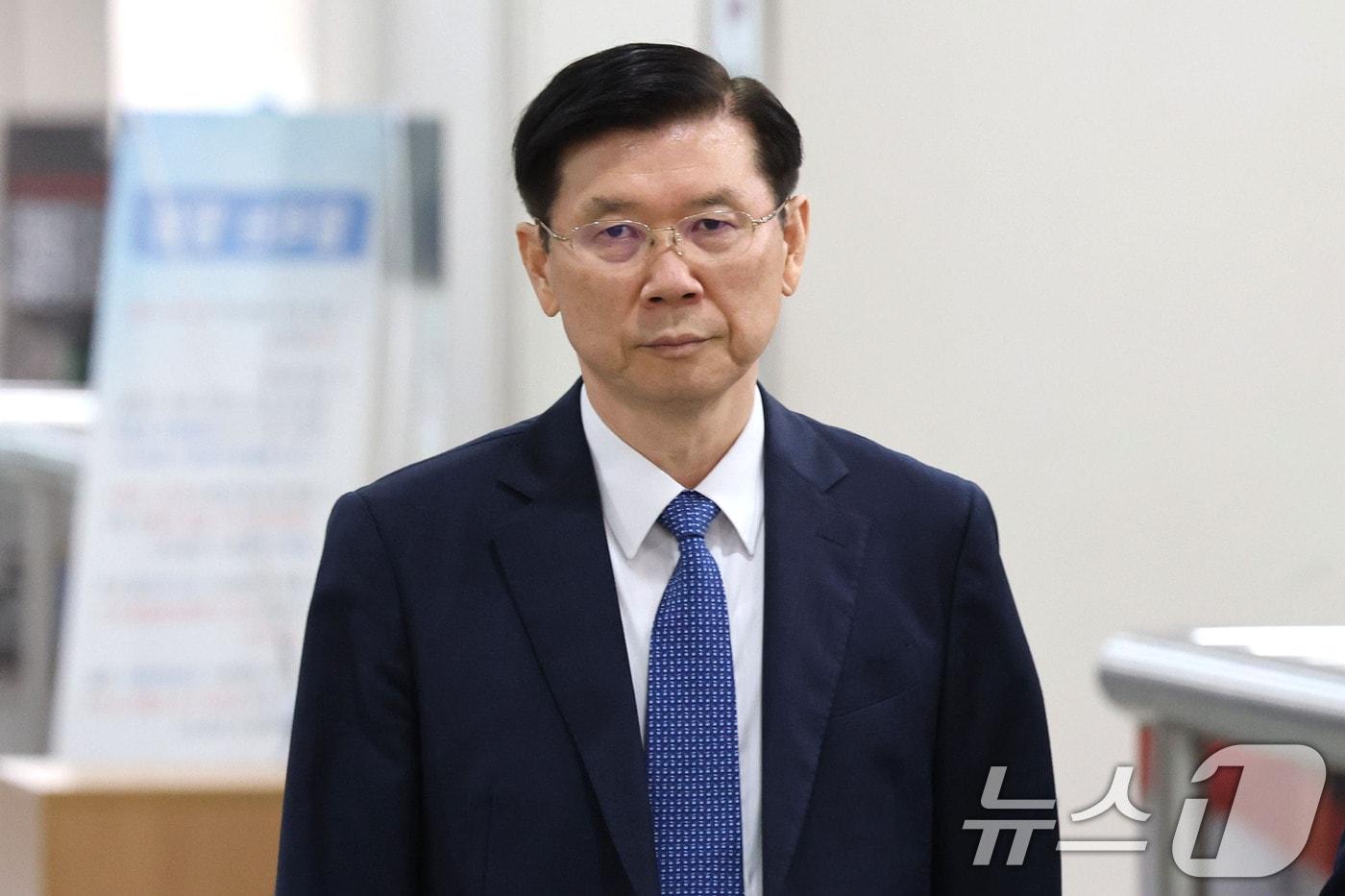 본문 이미지 - 고위공직자범죄수사처의 윤석열 전 대통령 체포영장 집행을 방해한 혐의로 기소된 박종준 전 대통령경호처장이 9일 오후 서울 서초구 서울중앙지방법원에서 열린 특수공무집행방해 등 혐의 선고기일에 출석하고 있다. 2026.7.9 ⓒ 뉴스1 이광호 기자