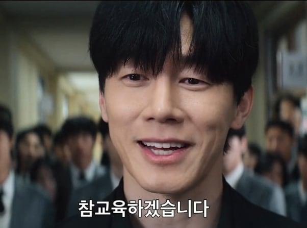 본문 이미지 - 주인공 김무열이 학교 현장에서 참교육을 예고하는 장면. 넷플릭스 드라마 '참교육' 속 한 장면.