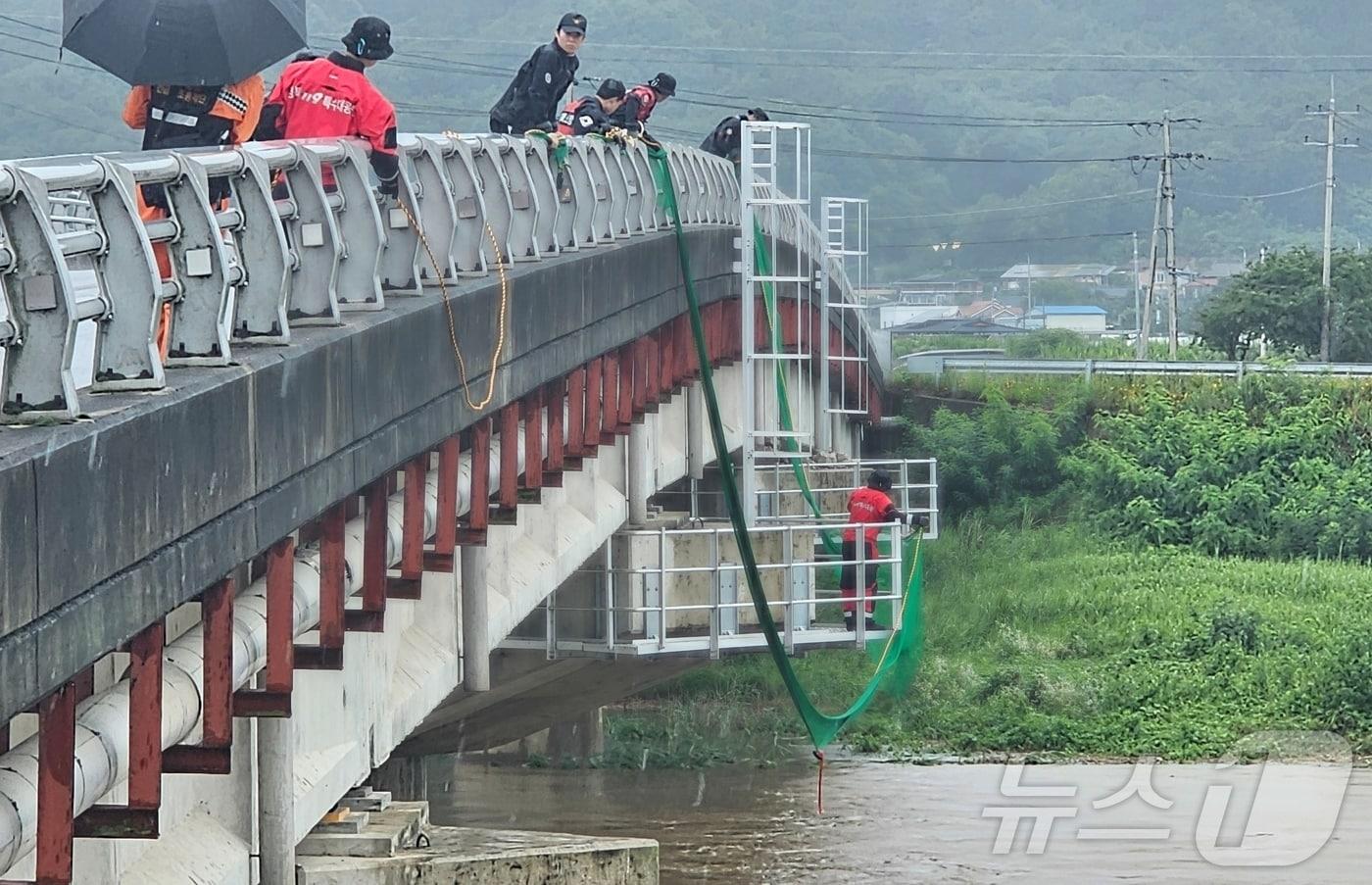 본문 이미지 - 영주소방서 대원들이 9일 창진교에서 남원천에 빠져 실종된 70 대 남성 수색작업을 하고 있다. 2026.7.9 ⓒ 뉴스1 신성훈 기자