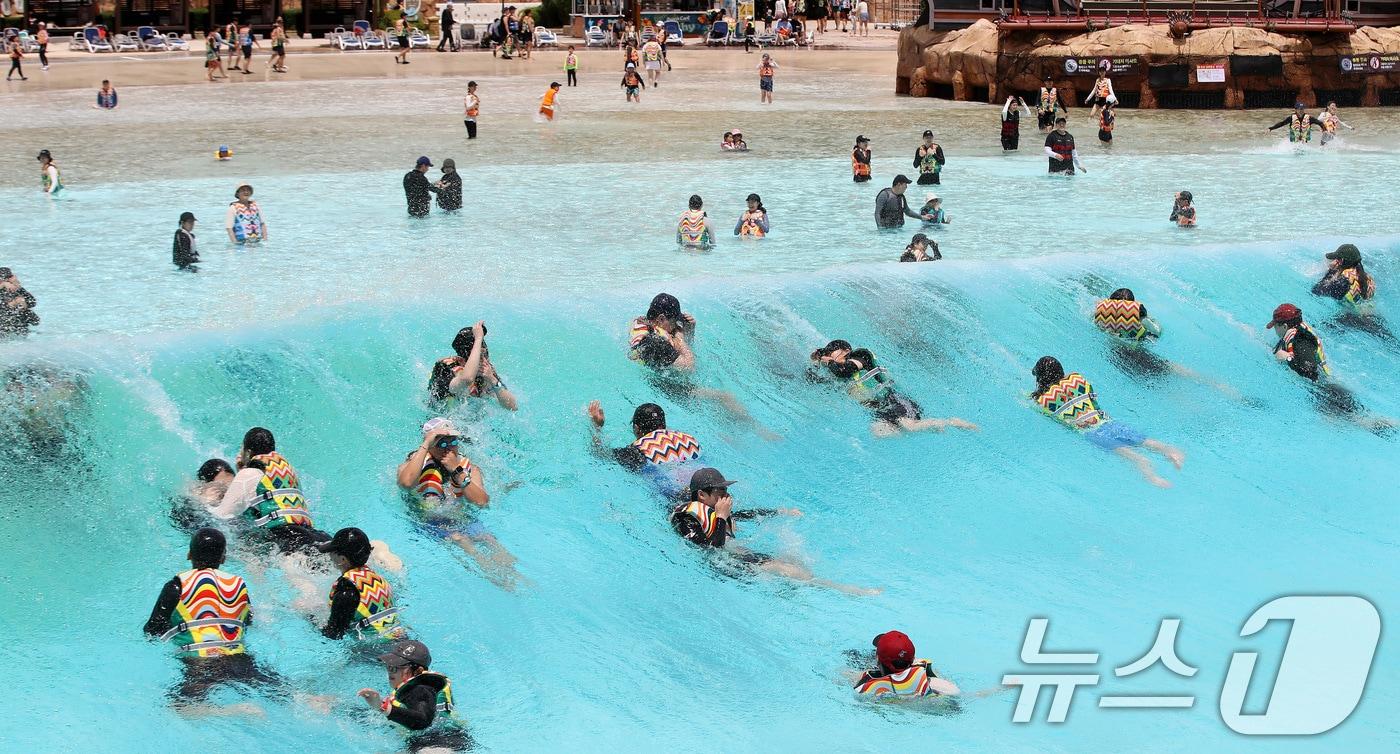 본문 이미지 - 9일 오후 경남 김해 롯데워터파크를 찾은 피서객들이 물놀이를 즐기며 더위를 식히고 있다. 김해에는 사흘째 폭염주의보가 발효 중이며, 이날 낮 최고 31도를 나타냈다. 2026.7.9 ⓒ 뉴스1 윤일지 기자