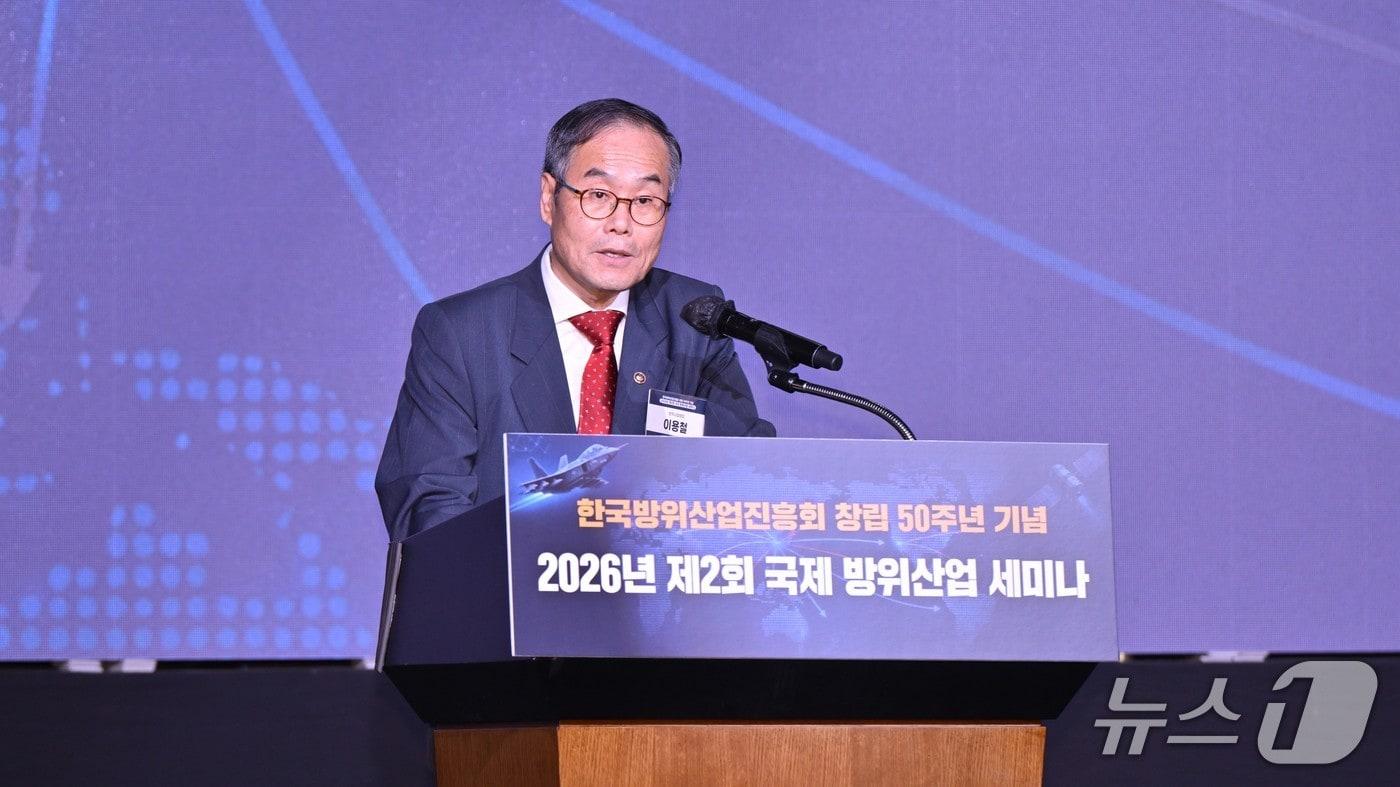본문 이미지 - 이용철 방위사업청장이 9일 오후 전경련회관(FKI 타워)에서 한국방위산업진흥회 창립 50주년을 맞아 열린 '2026 제2회 국제방산세미나'에 참석해 축사하는 모습. 2026.7.9./ⓒ 뉴스1(방위사업청 제공)
