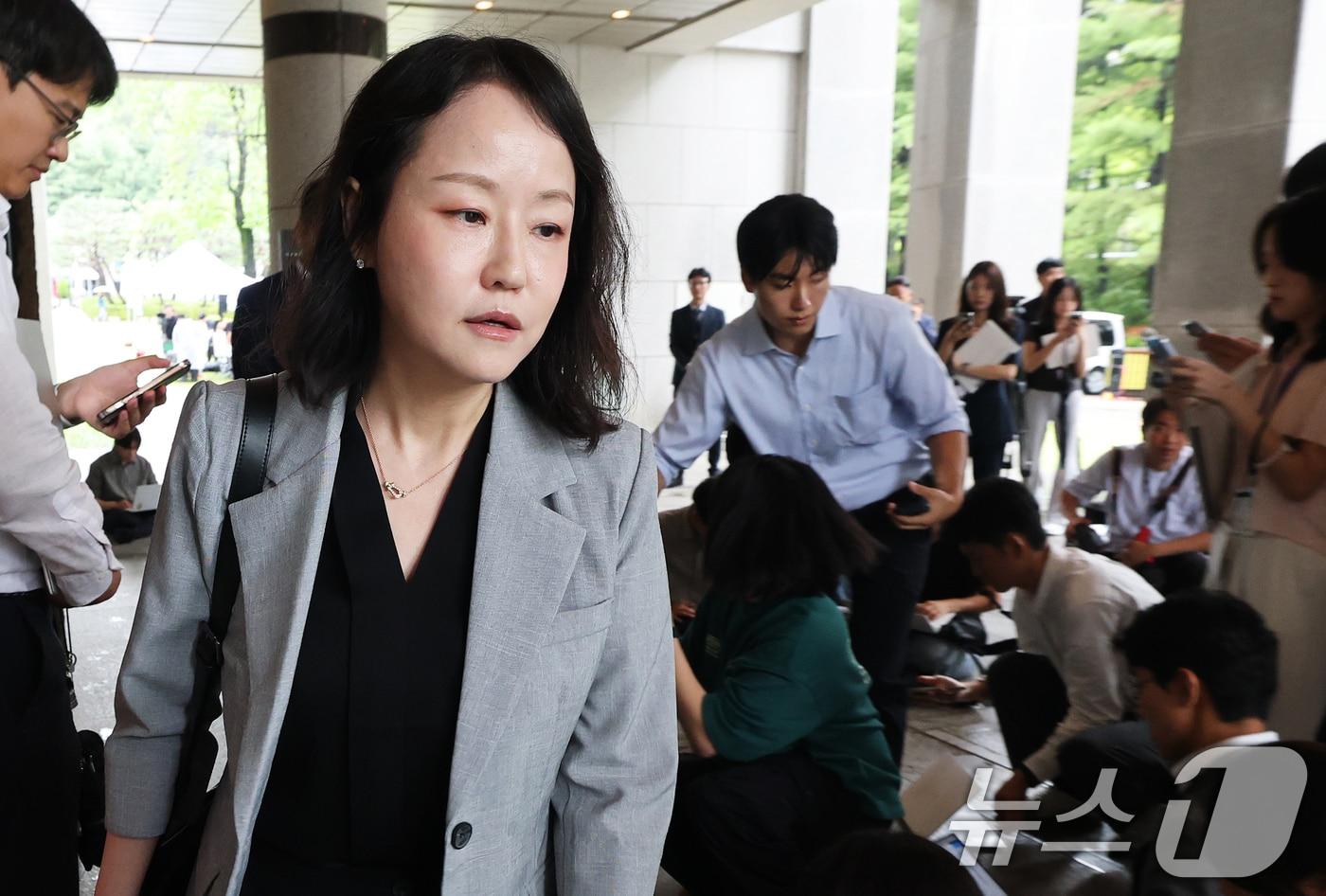 본문 이미지 - 윤석열 전 대통령과 김건희 여사 측 법률대리인단 소속 유정화 변호사가 지난 7월 9일 오후 서울 서초구 대법원 대심판정에서 열린 윤석열 전 대통령의 고위공직자범죄수사처(공수처) 체포방해 등 혐의 사건 상고심 선고기일을 마친 후 법정을 나서고 있는 모습.  2026.7.9 ⓒ 뉴스1 오대일 기자