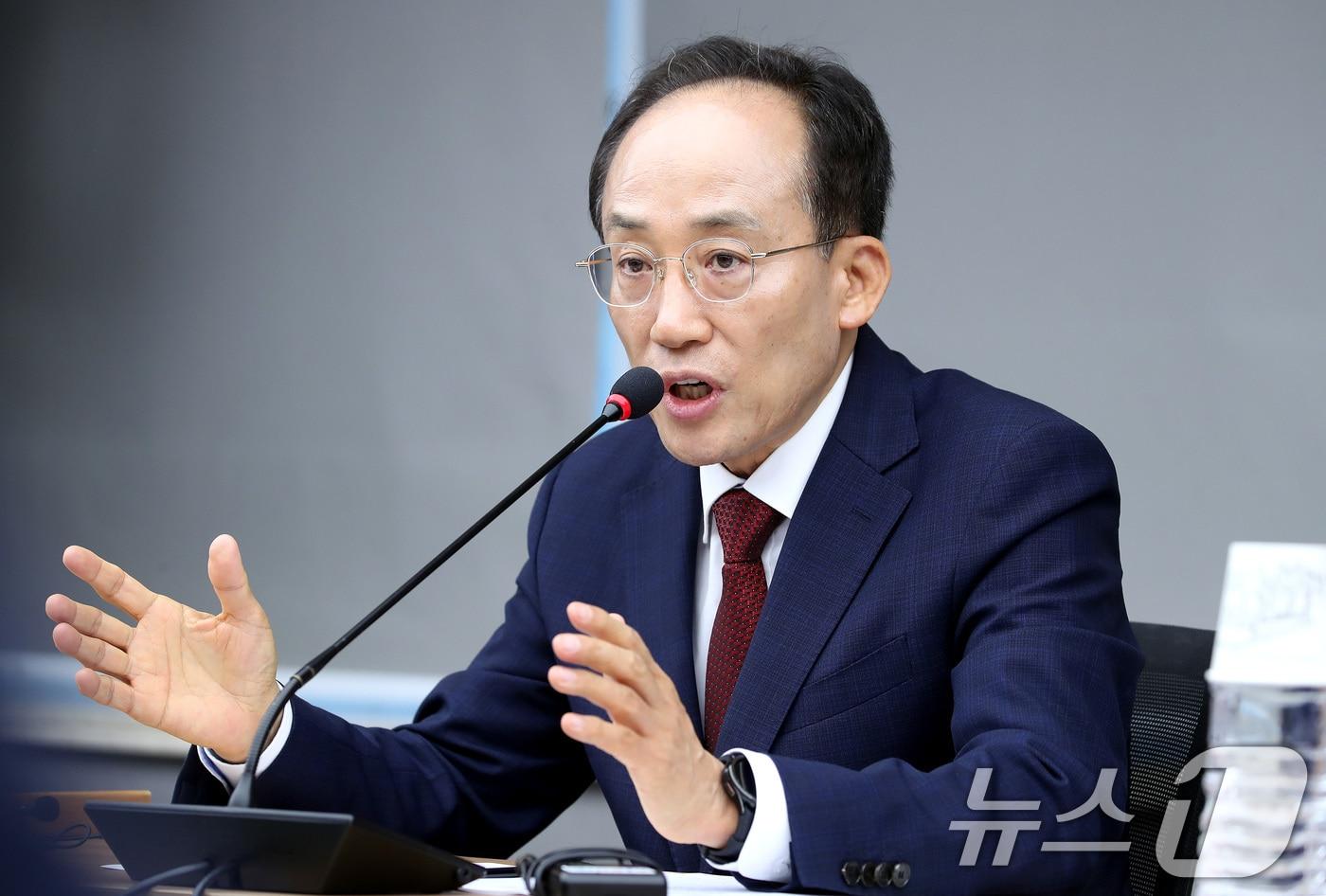 본문 이미지 - 추경호 대구시장이 9일 오후 대구시 산격청사에서 열린 첫 비상경제대책회의에서 모두 발언을 하고 있다. 2026.7.9 ⓒ 뉴스1 공정식 기자