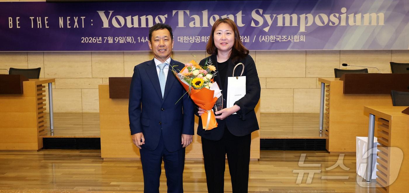 본문 이미지 - 9일 서울 중구 대한상공회의소에서 '리서치의 날'을 맞아 열린 '비 더 넥스트 : 영 탤런트 심포지엄'에서 이병일 한국조사협회 회장(왼쪽)이 뉴스1 정치부 조소영 차장에게 언론인 공로상을 수여한 뒤 기념 촬영을 하고 있다. 2026.7.9 ⓒ 뉴스1 박지혜 기자