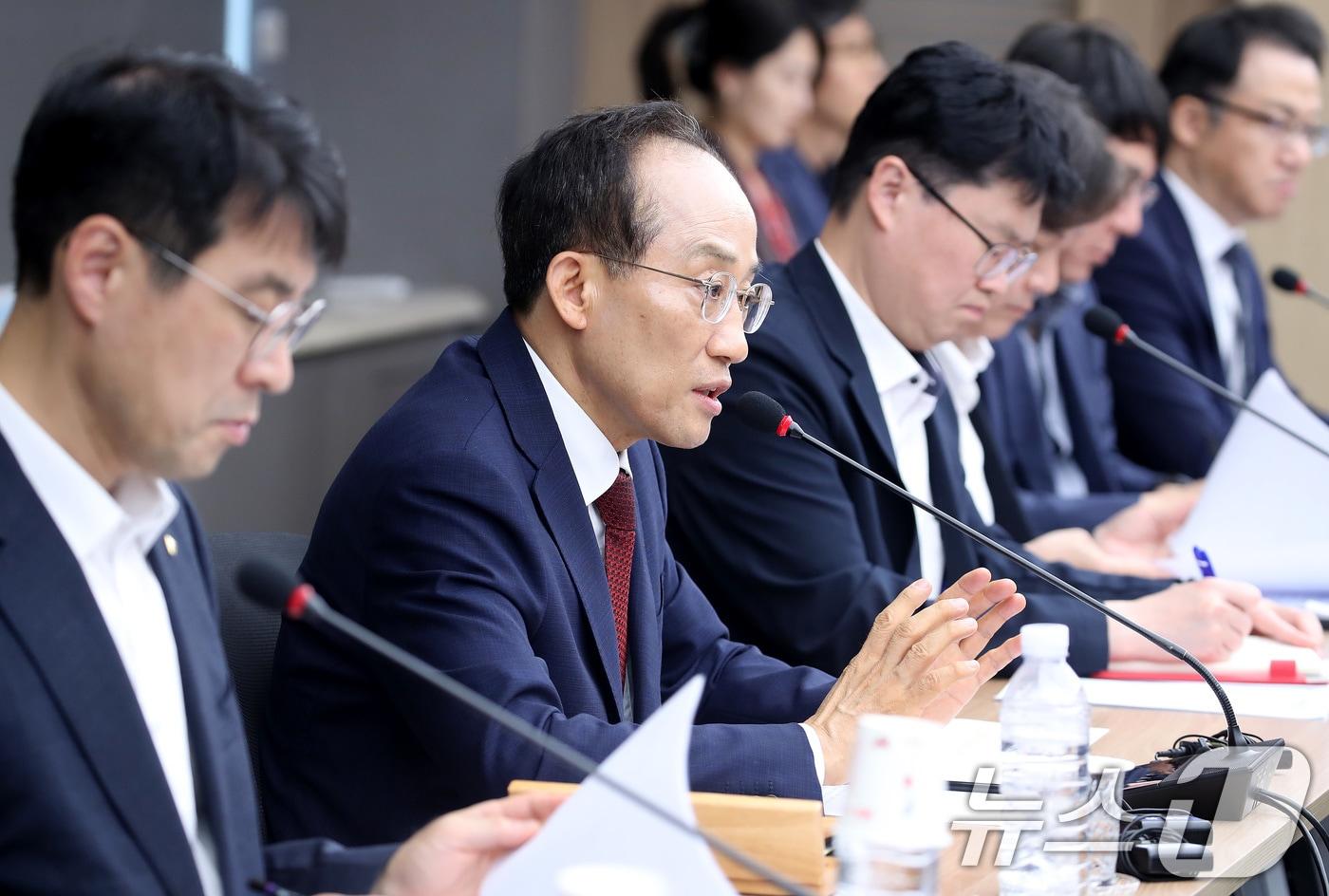 본문 이미지 - 추경호 대구시장이 9일 오후 대구시 산격청사에서 열린 첫 비상경제대책회의에서 모두 발언을 하고 있다. 2026.7.9 ⓒ 뉴스1 공정식 기자