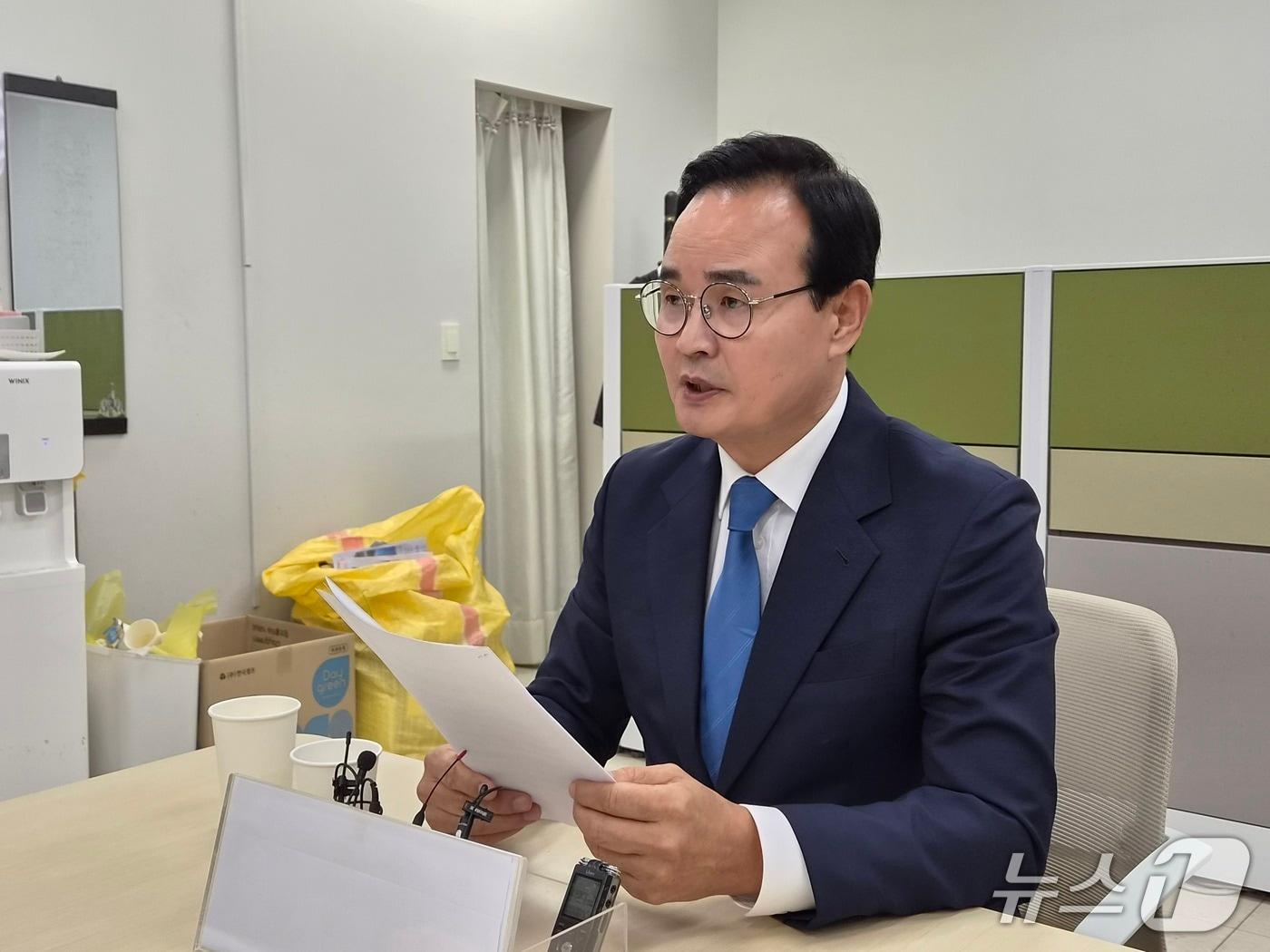 본문 이미지 - 맹정섭 전 충주시장 후보가 9일 충북도청 기자실을 찾아 충주시장 선거 투표지 재검표를 앞두고 선관위에 이미지 스캔 파일 공개를 요구하고 있다. 2026.7.9/뉴스1