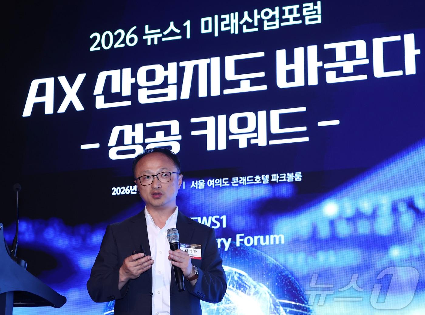 본문 이미지 - 김석환 현대로템 RH사업부 로봇AX사업실장이 9일 오후 서울 여의도 콘래드호텔에서 열린 뉴스1 미래산업포럼(NFIF)에서 '미래전장의 피지컬AI와 유무인 복합 전차'를 주제로 발표하고 있다. 2026.7.9 ⓒ 뉴스1 김민지 기자