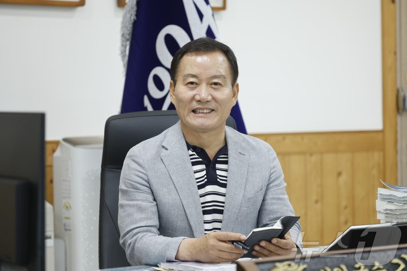 본문 이미지 - 김태성 신안군수가 8일 신안 군청에서 뉴스1과 인터뷰를 하고 있다. ⓒ 뉴스1 김태성 기자