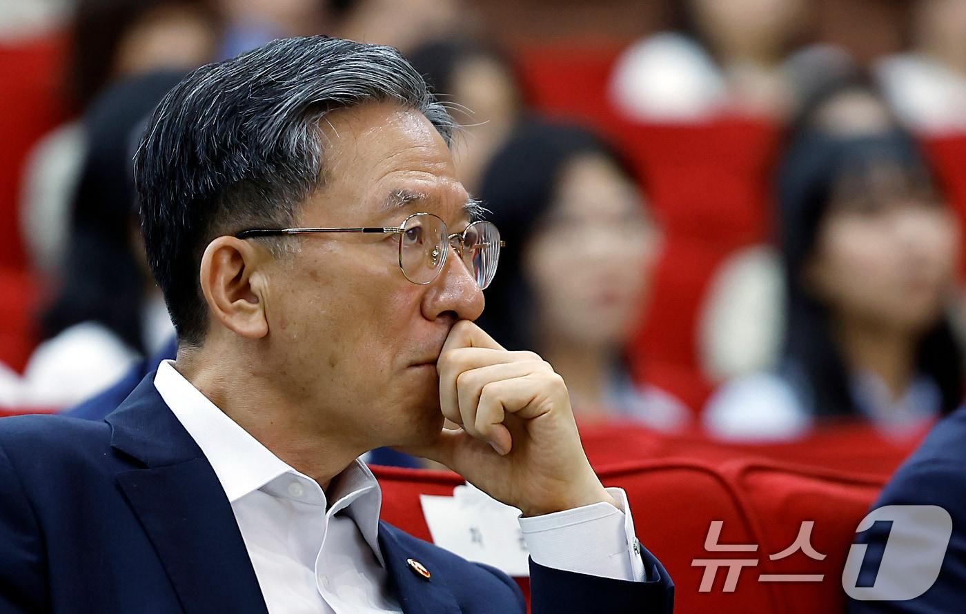 본문 이미지 - 정성호 법무부 장관이 지난 9일 오후 경기도 과천시 관문로 정부과천청사 후생동 대강당에서 열린 법무부 장관과 저자가 함께하는 '탁월한 피해자' 북토크에서 저자의 강연을 경청하고 있는 모습. 2026.7.9 ⓒ 뉴스1 박정호 기자