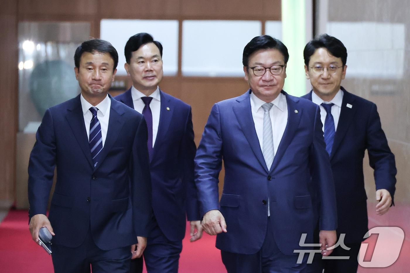 본문 이미지 - 한병도 더불어민주당 당대표 직무대행 겸 원내대표와 정점식 국민의힘 원내대표가 9일 서울 여의도 국회에서 열린 국회의장 주재 여야 원내대표 회동을 마친 후 의장실을 나서고 있다. 왼쪽부터 한 원내대표, 김승수 국민의힘 원내운영수석부대표, 정 원내대표, 천준호 더불어민주당 원내수석부대표. 2026.7.9 ⓒ 뉴스1 신웅수 기자