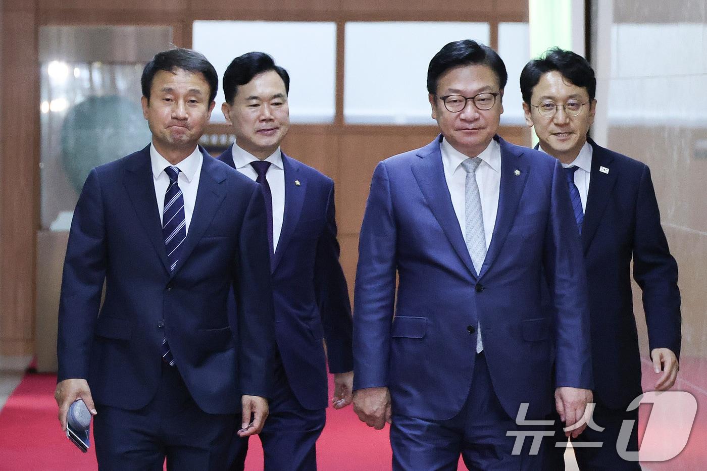 본문 이미지 - 한병도 더불어민주당 당대표 직무대행 겸 원내대표와 정점식 국민의힘 원내대표가 지난 9일 서울 여의도 국회에서 열린 국회의장 주재 여야 원내대표 회동을 마친 후 의장실을 나서고 있다. 왼쪽부터 한 원내대표, 김승수 국민의힘 원내운영수석부대표, 정 원내대표, 천준호 더불어민주당 원내수석부대표. 2026.7.9 ⓒ 뉴스1 신웅수 기자