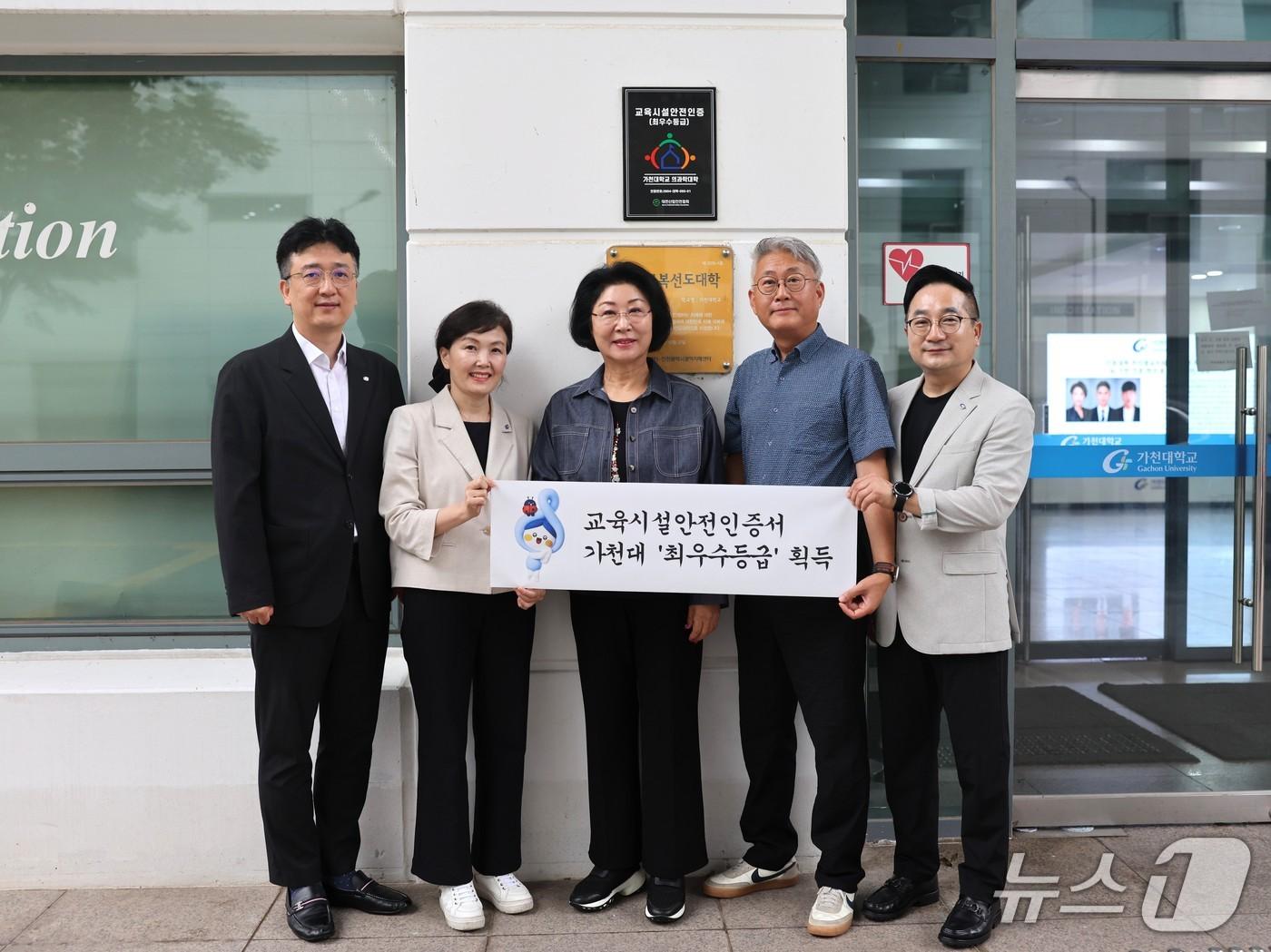 본문 이미지 - 최미리 수석부총장(가운데)와 교수들이 인증서 팻말 앞에서 기념사진을 찍는모습.(가천대 제공. 재배포 및 DB금지)2026.7.9/뉴스1