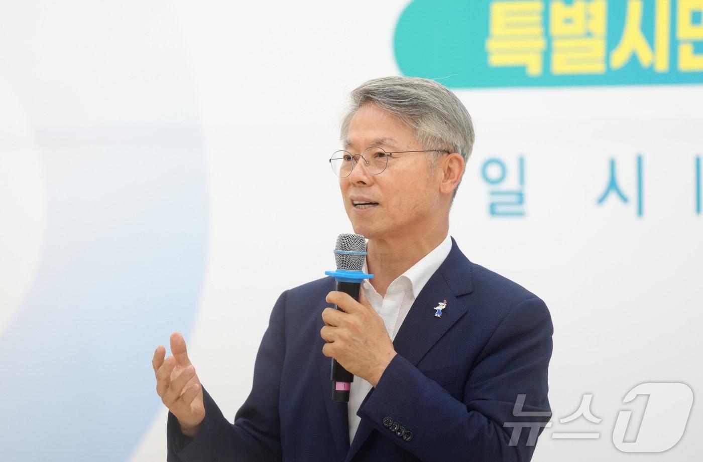 본문 이미지 - 민형배 전남광주통합특별시장이 9일 오후 무안청사 소공연장에서 열린 ‘통합특별시 청사 관련 타운홀미팅’서 동부·무안·광주 3개 청사 기능 배분 및 행정 효율성, 균형발전 실현을 위한 시민들의 의견을 수렴하고 질의에 대한 답변을 하고 있다.(전남광주통합특별시 제공. 재판매 및 DB금지) 2026.7.9 ⓒ 뉴스1 전원 기자