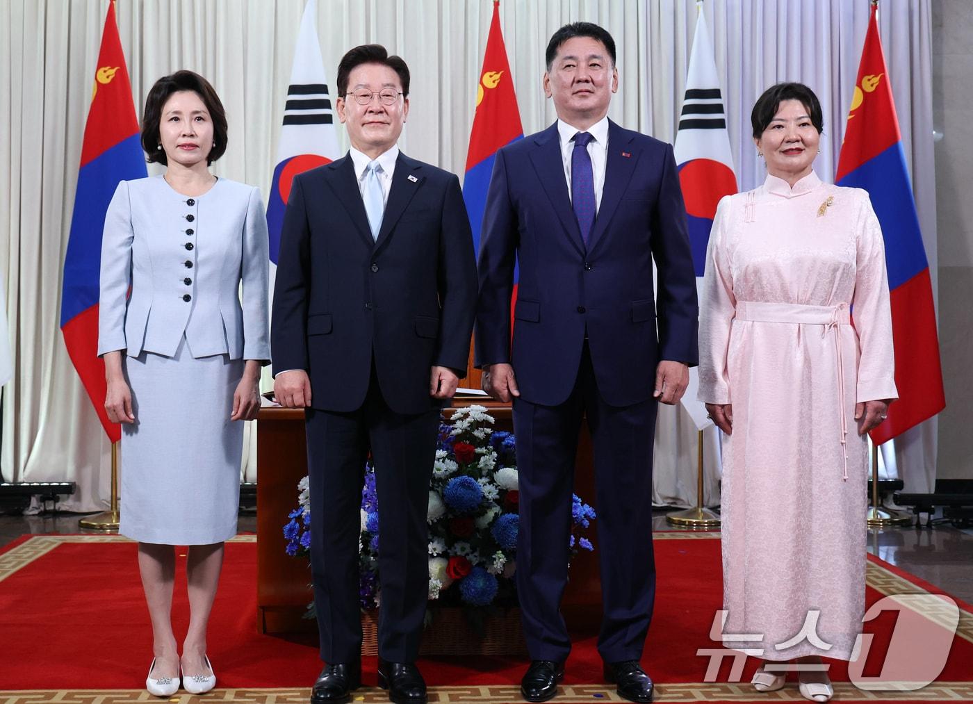 본문 이미지 - 몽골을 국빈 방문 중인 이재명 대통령과 김혜경 여사가 9일(현지시간) 울란바타르 정부청사에서 방명록에 서명한 뒤 오흐나 후렐수흐 몽골 대통령, 루브산도르지 볼로르체체그 여사와 기념촬영을 하고 있다. ⓒ 뉴스1 이재명 기자