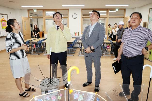 본문 이미지 - 윤건영 충북교육감(왼쪽 두번째)이 호우 피해 현장을 점검하고 있다.(자료사진)/뉴스1