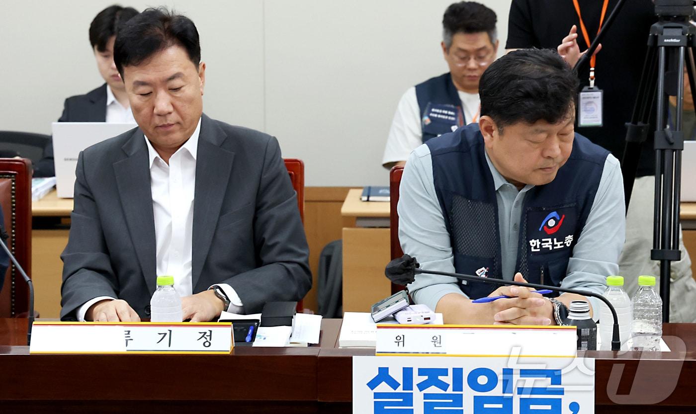 본문 이미지 - 류기정 사용자위원과 류기섭 근로자위원이 지난 9일 세종시 정부세종청사 최저임금위원회에서 열린 2027년도 최저임금위원회 13차 전원회의를 준비하고 있다.ⓒ 뉴스1 김기남 기자