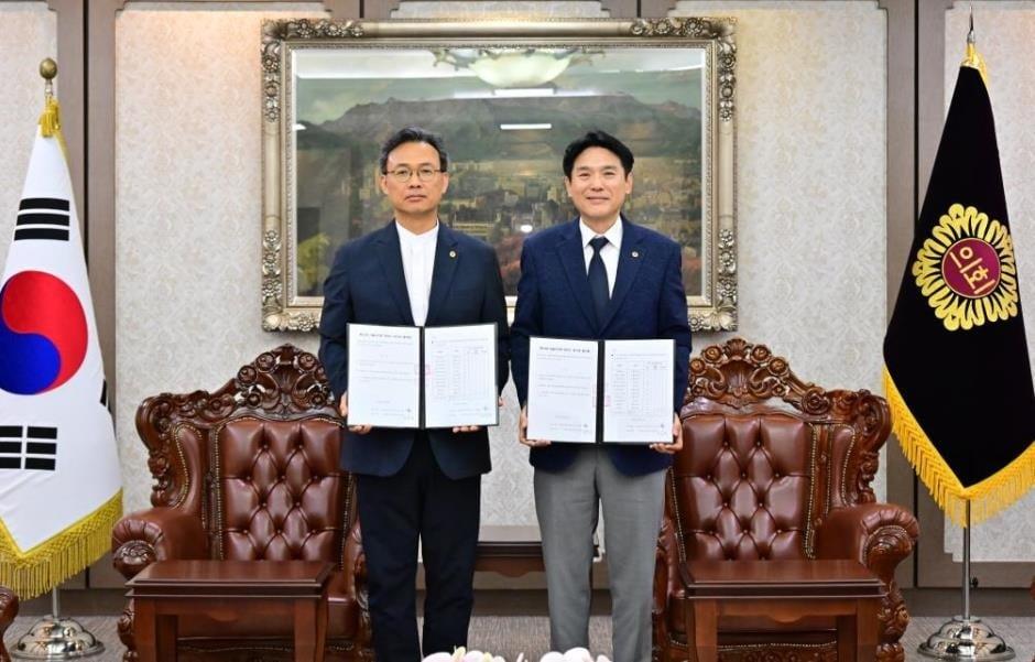 본문 이미지 - 이상훈(왼쪽) 더불어민주당 대표의원과 김길영 국민의힘 대표의원이 원구성 합의를 마치고 사진을 촬영하고 있다.(서울시의회 제공)