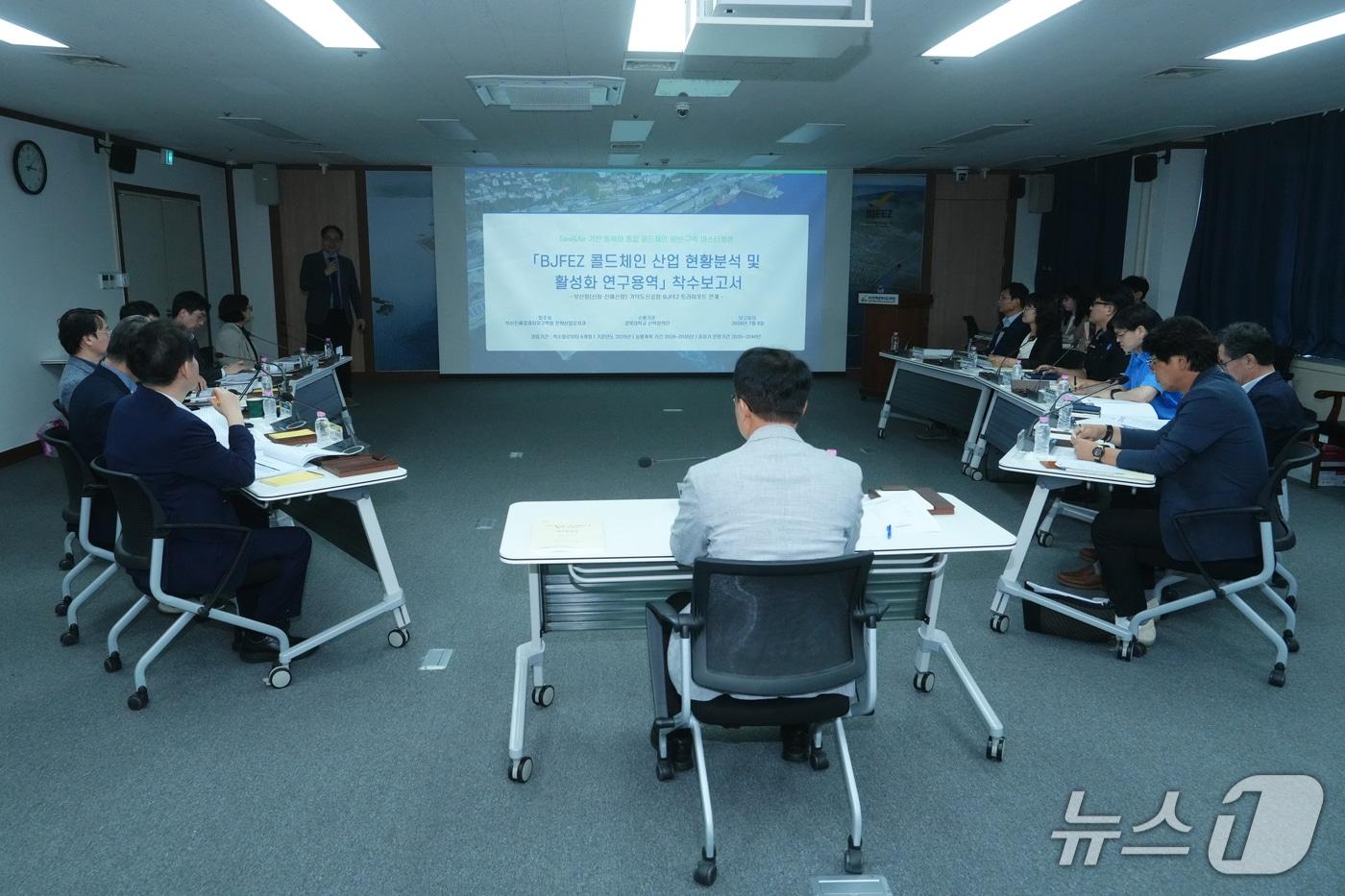 본문 이미지 - 지난 8일 열린 '콜드체인 산업 현황분석 및 활성화 연구용역' 착수보고회 모습(경자청 제공. 재판매 및 DB금지)