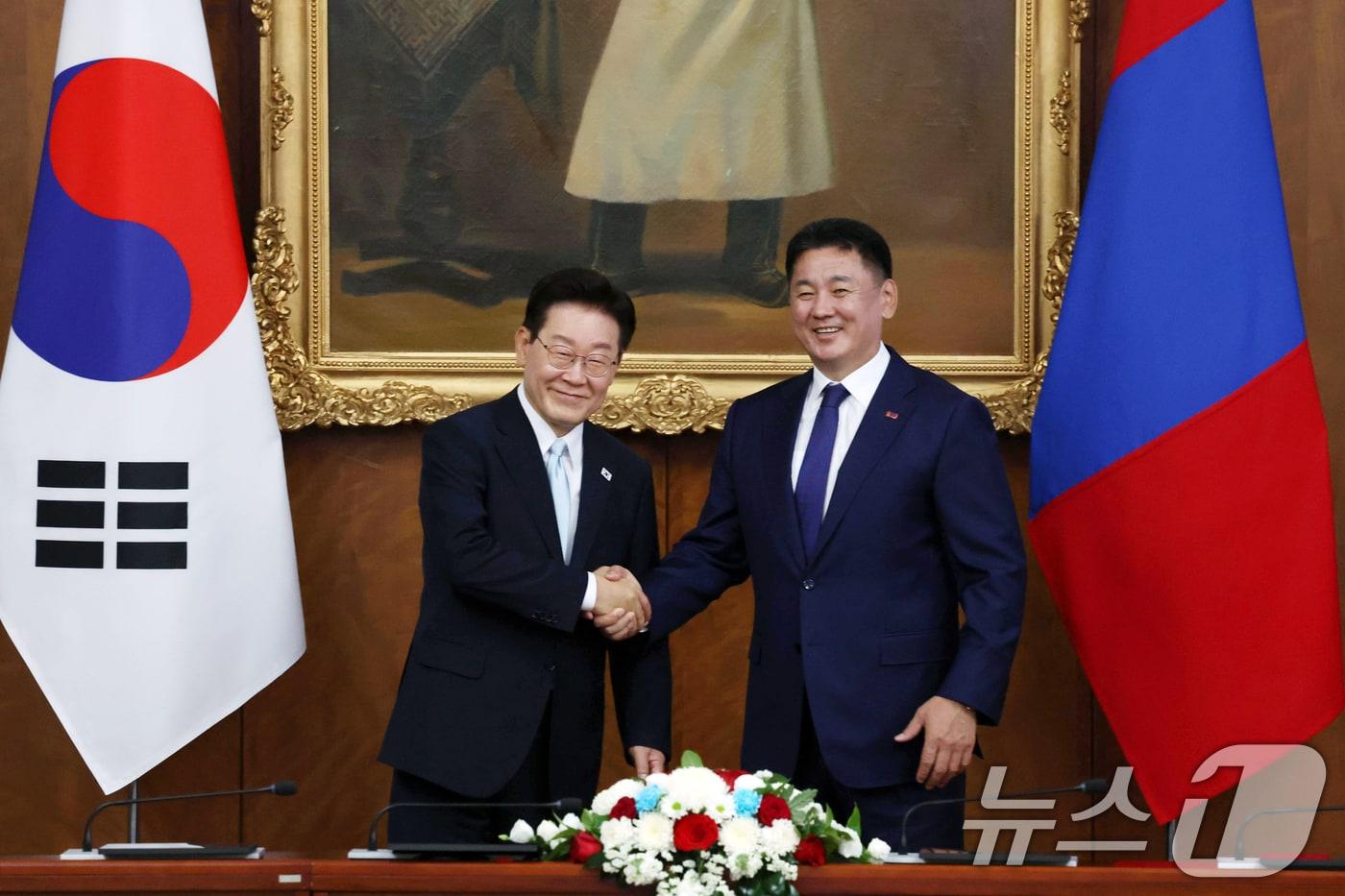 본문 이미지 - 이재명 대통령과 오흐나 후렐수흐 몽골 대통령이 9일(현지시간) 몽골 울란바타르 정부청사에서 정상회담에 앞서 악수하고 있다. 2026.7.9 ⓒ 뉴스1 이재명 기자