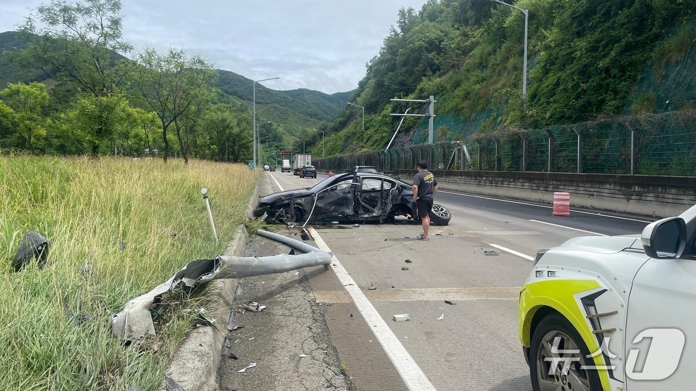 본문 이미지 - 9일 오후 1시 41분께 전북 장수군 장계면 대전-통영 고속도로 하행선 132㎞ 지점에서 주행 중이던 승용차가 중앙분리대를 들이 받는 사고가 발생했다.(전북소방본부 제공. 재판매 및 DB금지)