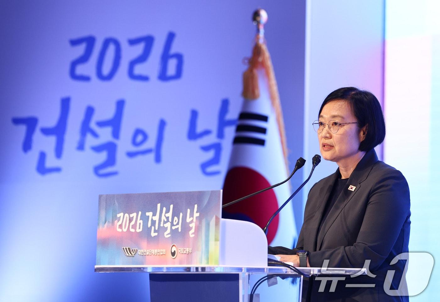 본문 이미지 - 한성숙 국무총리가 9일 강남구 건설회관에서 열린 2026 건설의 날 기념식에서 축사를 하고 있다. 2026.7.9 ⓒ 뉴스1 최지환 기자