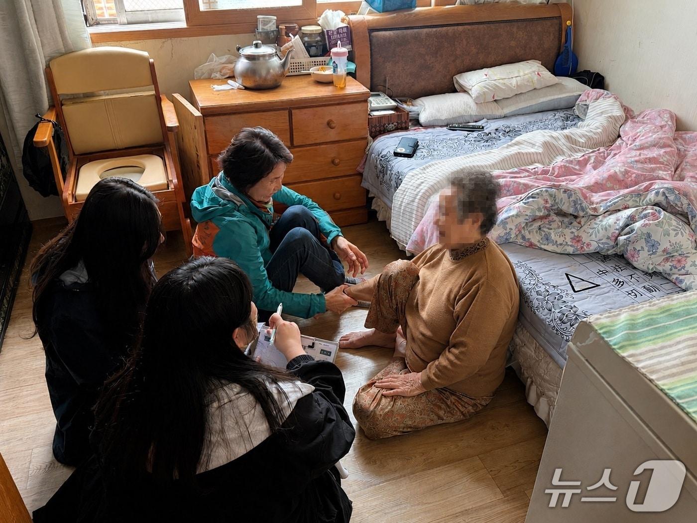 본문 이미지 - 부산 서구는 다음 달까지 돌봄이 필요한 주민을 선제적으로 발굴하기 위해 국민건강보험공단 빅데이터를 활용해 '통합돌봄 우선발굴 필요군 집중 발굴 기간'을 운영한다. (서구 제공. 재판매 및 DB금지)