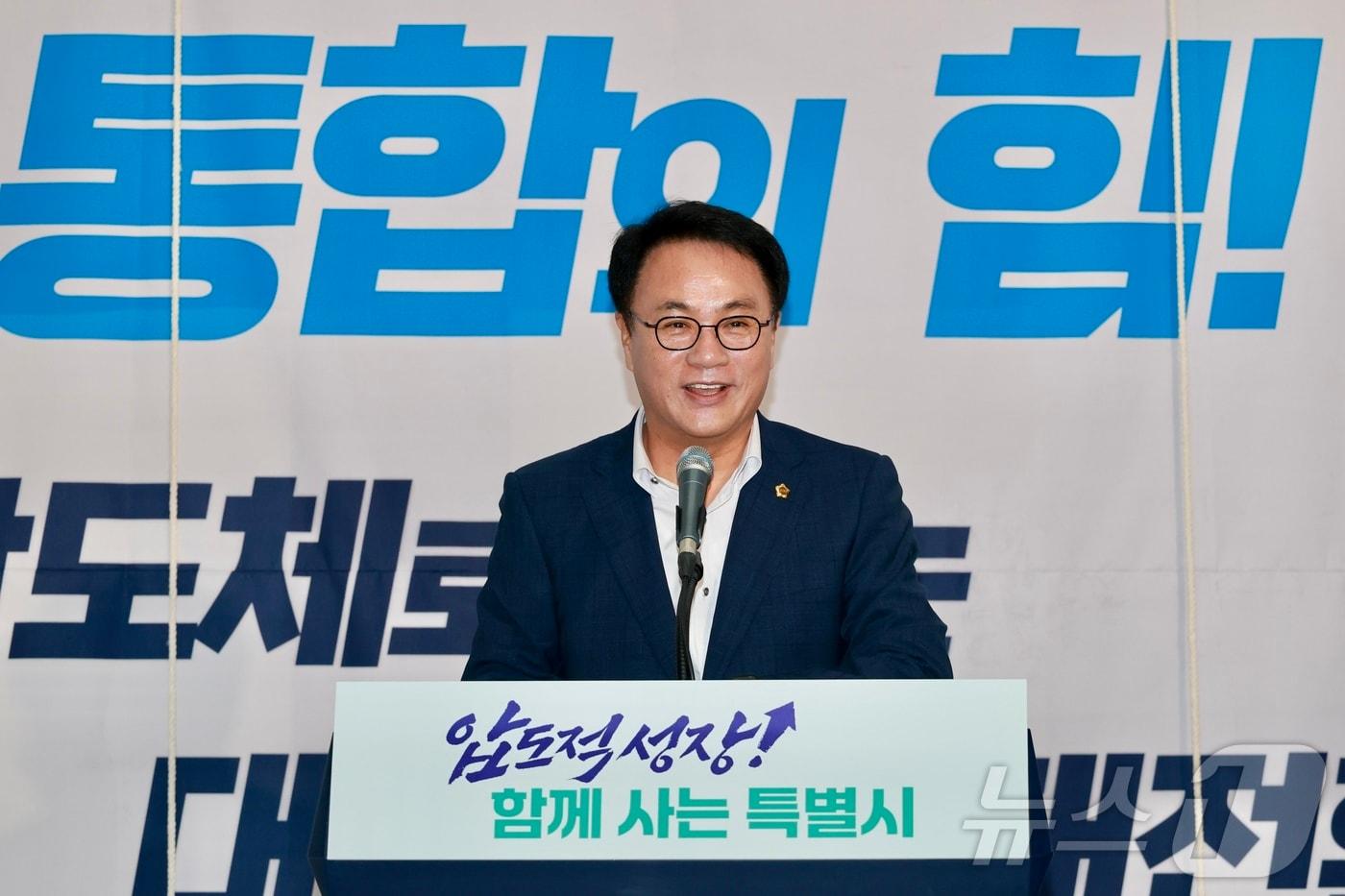 본문 이미지 - 송형곤 전남광주통합시의회 의장이 9일 오전 광주청사에서 열린 전남광주반도체산업추진단 현판식에 참석한 후 활짝 웃고 있다.(전남광주통합특별시의회 제공. 재배포 및 DB 금지)