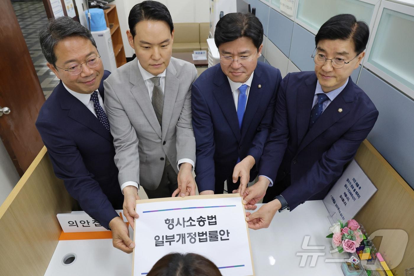 본문 이미지 - 김승원·김한규·박상혁·이해식 더불어민주당 형사소송법TF 의원이 9일 서울 여의도 국회 의안과에 형사소송법 일부개정법률안을 제출하고 있다. (공동취재) 2026.7.9 ⓒ 뉴스1 신웅수 기자