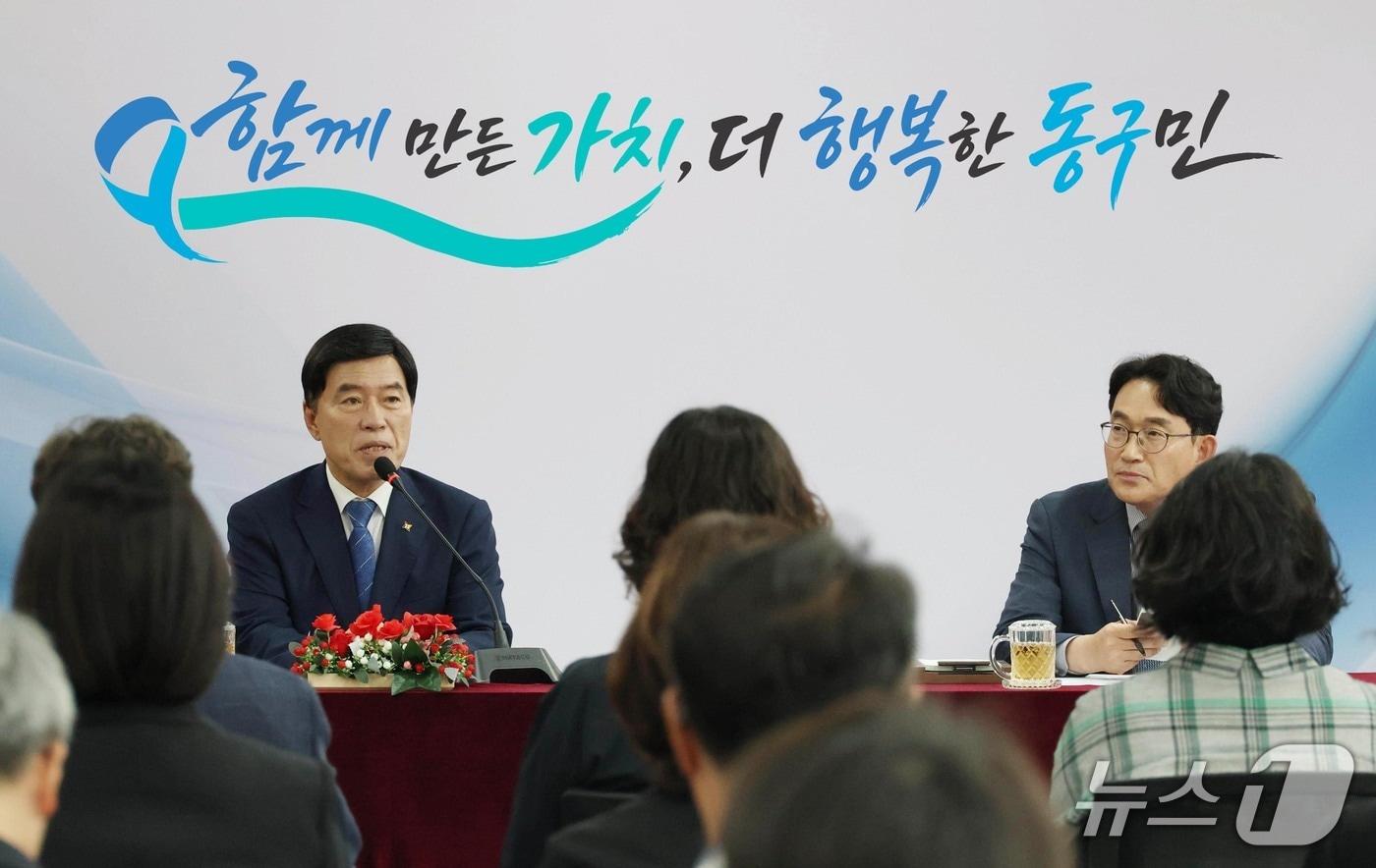 본문 이미지 - 황인호 동구청장이 첫 간부회의를 주재하고 있다.(동구 제공. 재판매 및 DB금지)/뉴스1